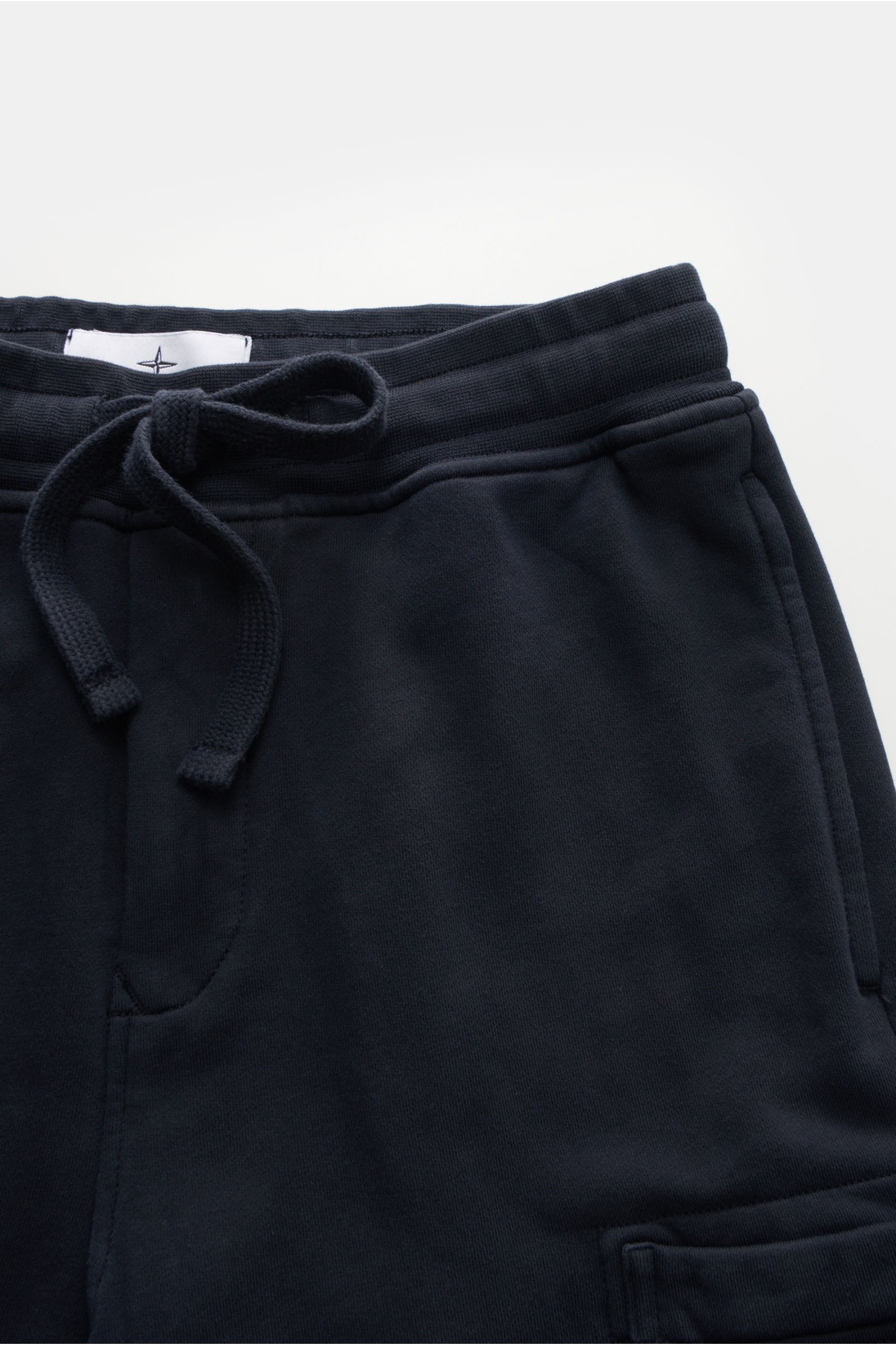 Stone Island Sweatshorts 'Felpa Bermuda' navy, Detailaufnahme von oben, reine Baumwolle, elastischer Bund mit Tunnelzug, Nahttaschen, Cargo-Tasche, Kompass-Badge.