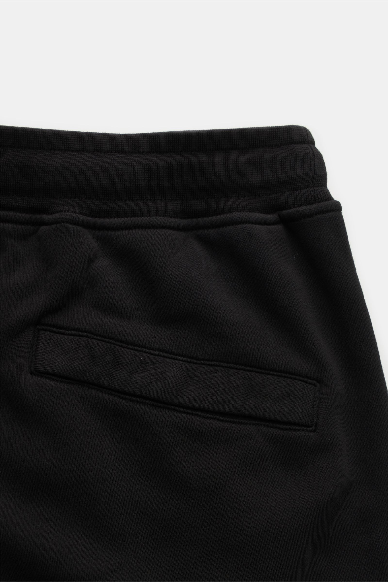 Stone Island Cargo-Sweatshorts 'Felpa' schwarz, Nahaufnahme der paspelierten Gesäßtasche und des elastischen Bunds aus weichem Baumwoll-Sweat.