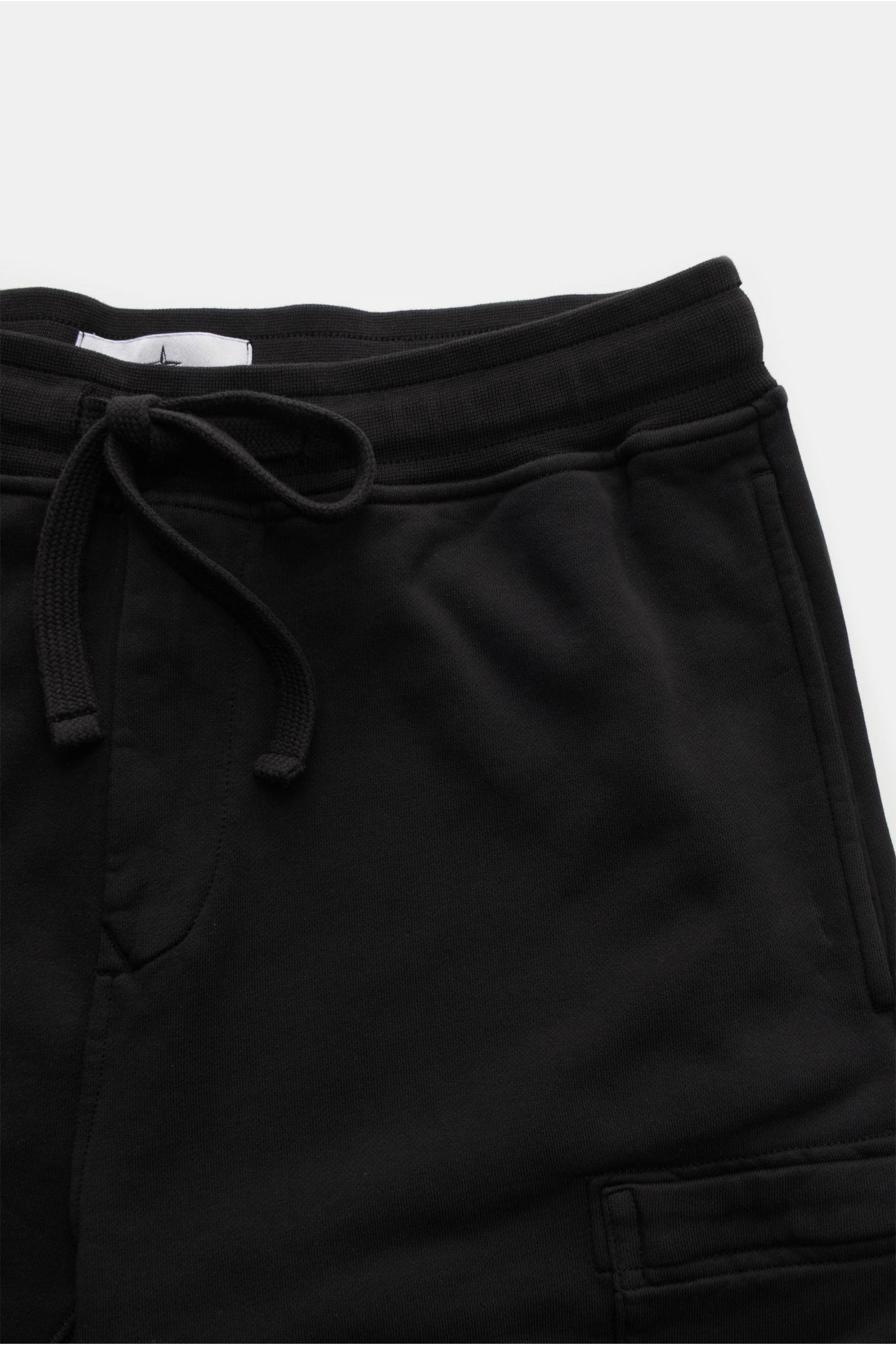 Stone Island Cargo-Sweatshorts 'Felpa' schwarz aus Baumwolle, Slim Fit mit elastischem Bund, Tunnelzug, Cargotasche und Kompass-Badge, Nahaufnahme von oben.