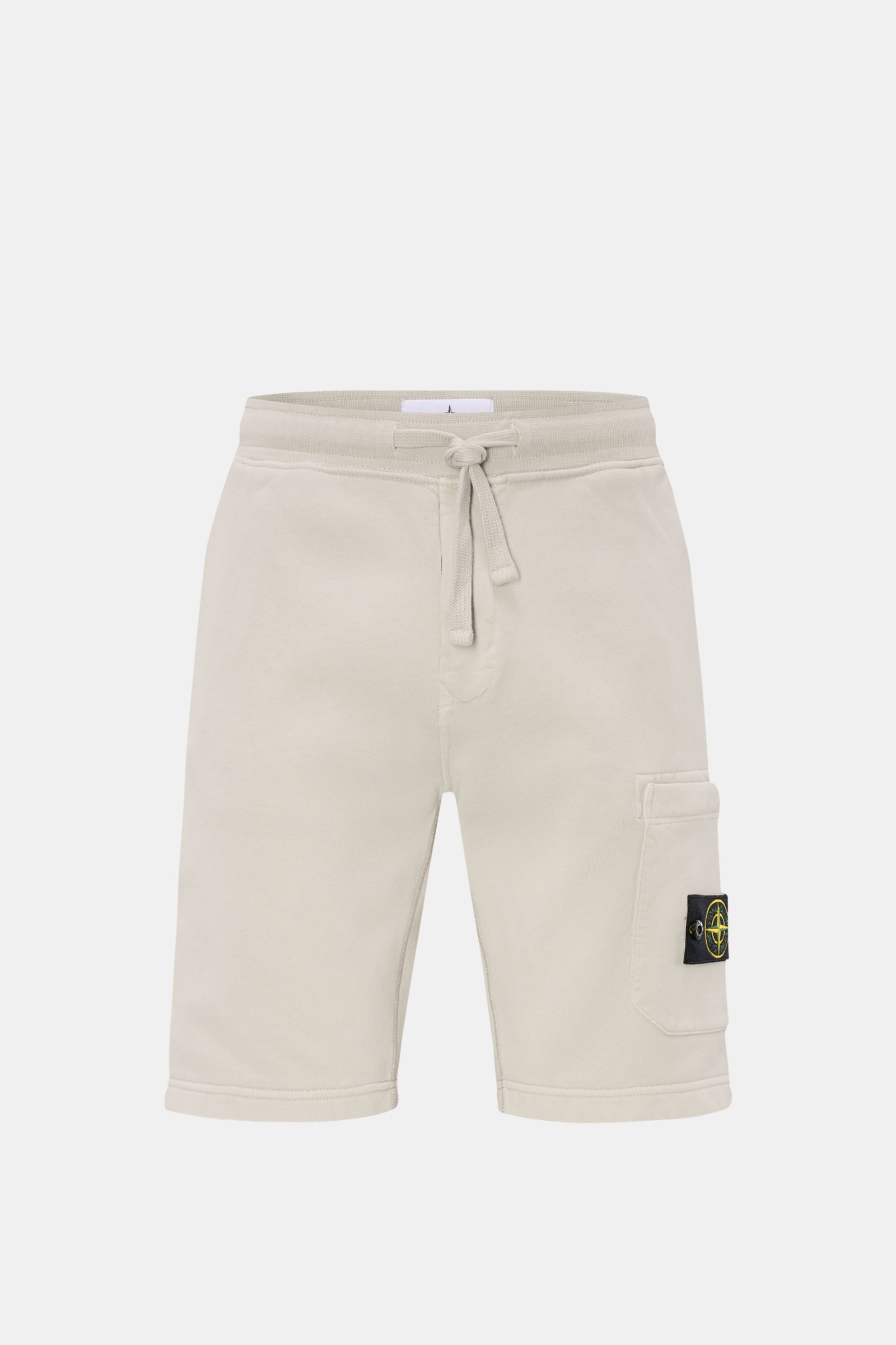 Stone Island Sweatshorts 'Felpa Bermuda' hellgrau aus reiner Baumwolle, Regular Fit, elastischer Bund, Cargo- und Gesäßtasche, frontal fotografiert.