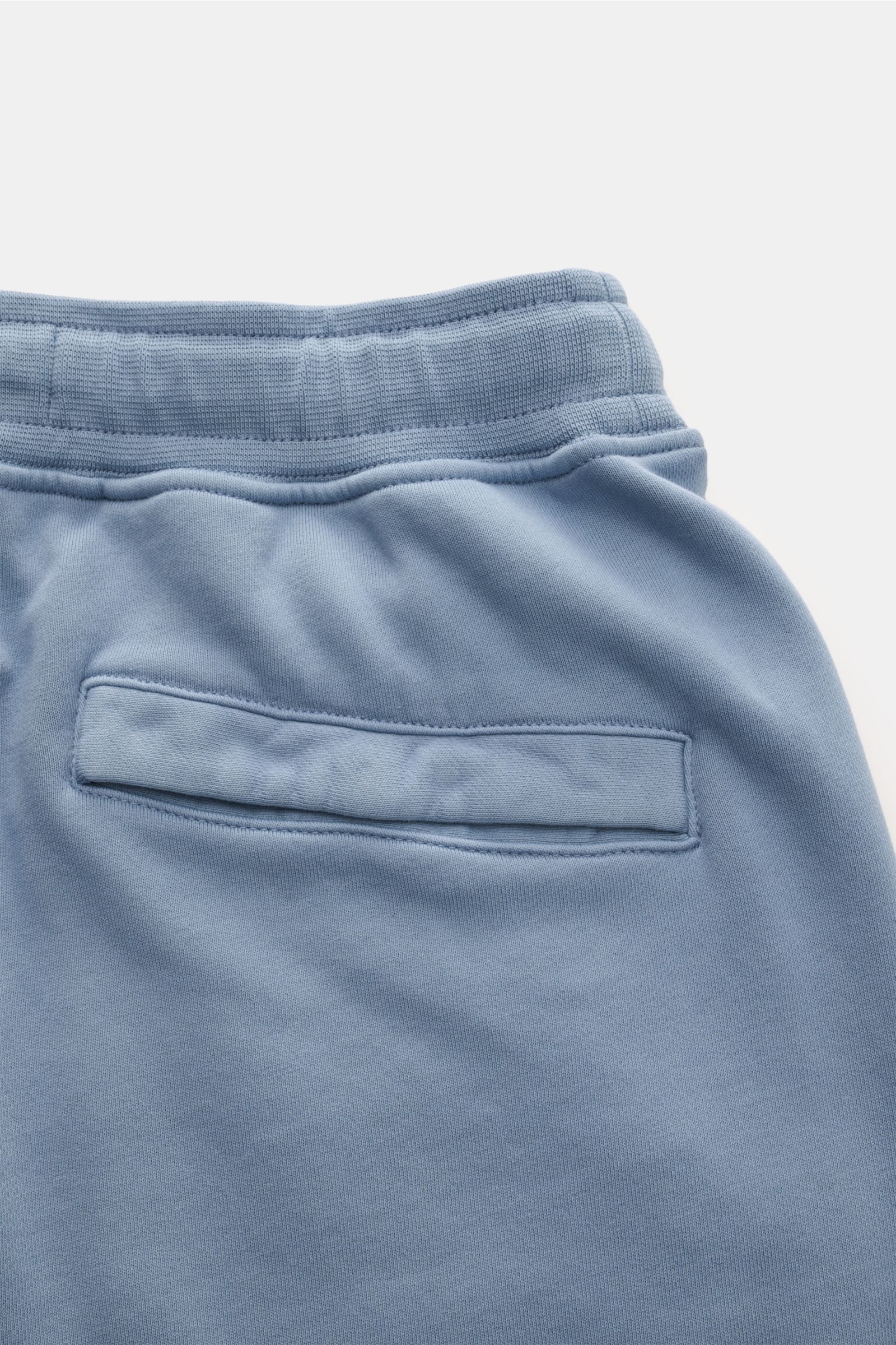 Stone Island Sweatshorts 'Basic Sweat' rauchblau aus Bio-Baumwolle mit elastischem Bund, Cargo-Tasche und Kompass-Badge, Rückansicht.