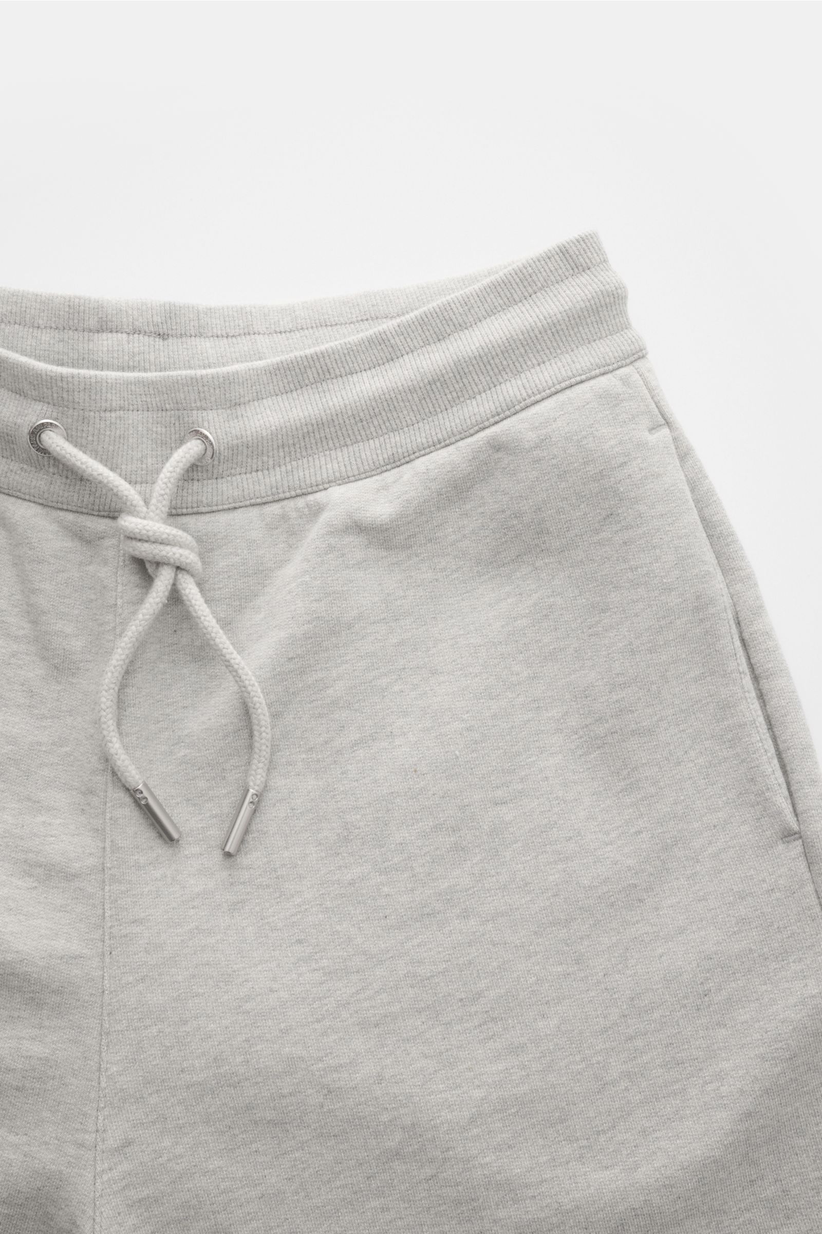 Ami Paris Sweat-Bermudas 'Quota' grau meliert shown from a front close-up perspective, featuring elastic cotton sweat fabric, soft touch, regular fit, elastic waistband with drawstring, side seam pockets, and a back patch pocket with logo stitching. Lä