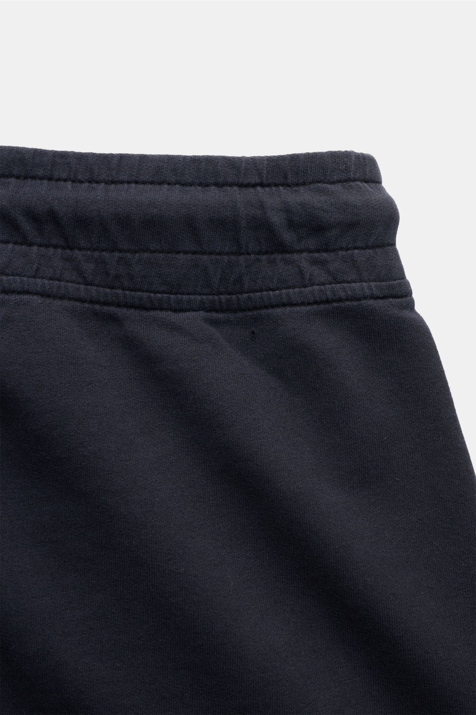 Nahaufnahme der elastischen Bundpartie der C.P. Company Cargo-Sweatshorts dark navy aus weichem, leichter Baumwoll-Sommer-Sweat, Slim Fit.