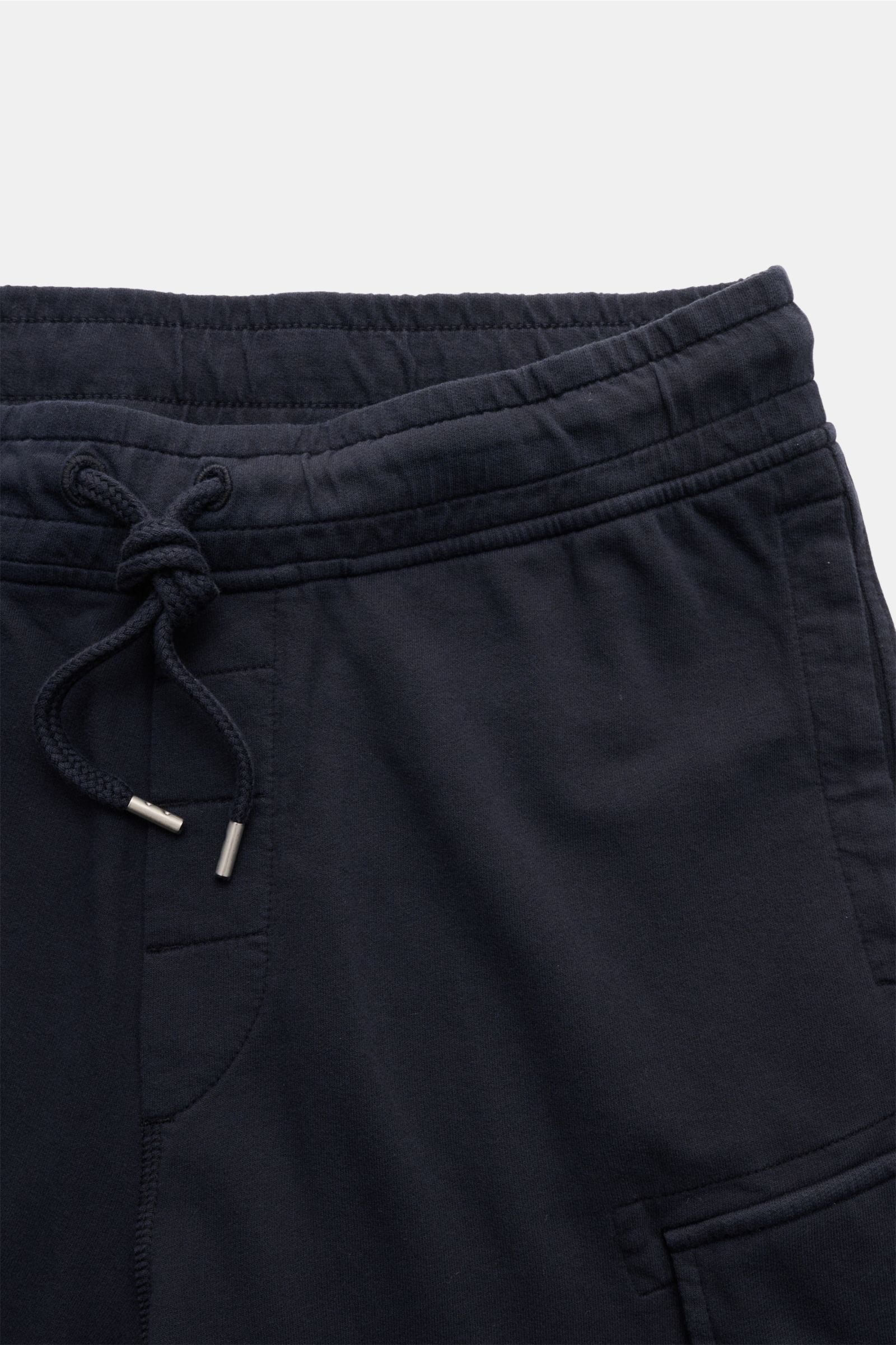 Nahaufnahme der elastischen Bundpartie mit Tunnelzug und angedeutetem Eingriff der C.P. Company Cargo-Sweatshorts dark navy aus weichem, leichter Baumwoll-Sommer-Sweat, slim fit, garment-dyed, mit seitlichen Taschen und Cargo-Tasche mit Linsen-Detail, fot