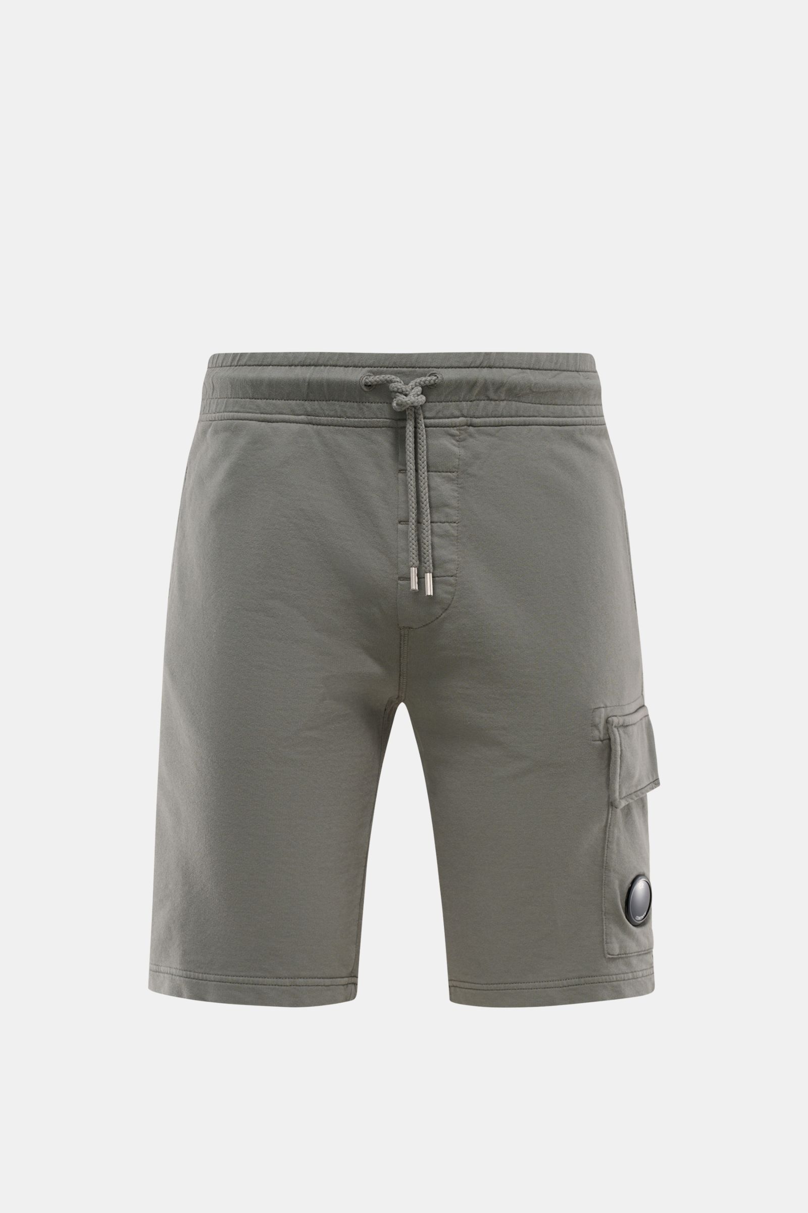 Frontale Nahaufnahme der graugrünen C.P. Company Cargo-Sweatshorts aus weichem, leichter Baumwoll-Sweat, Slim Fit mit elastischem Bund.
