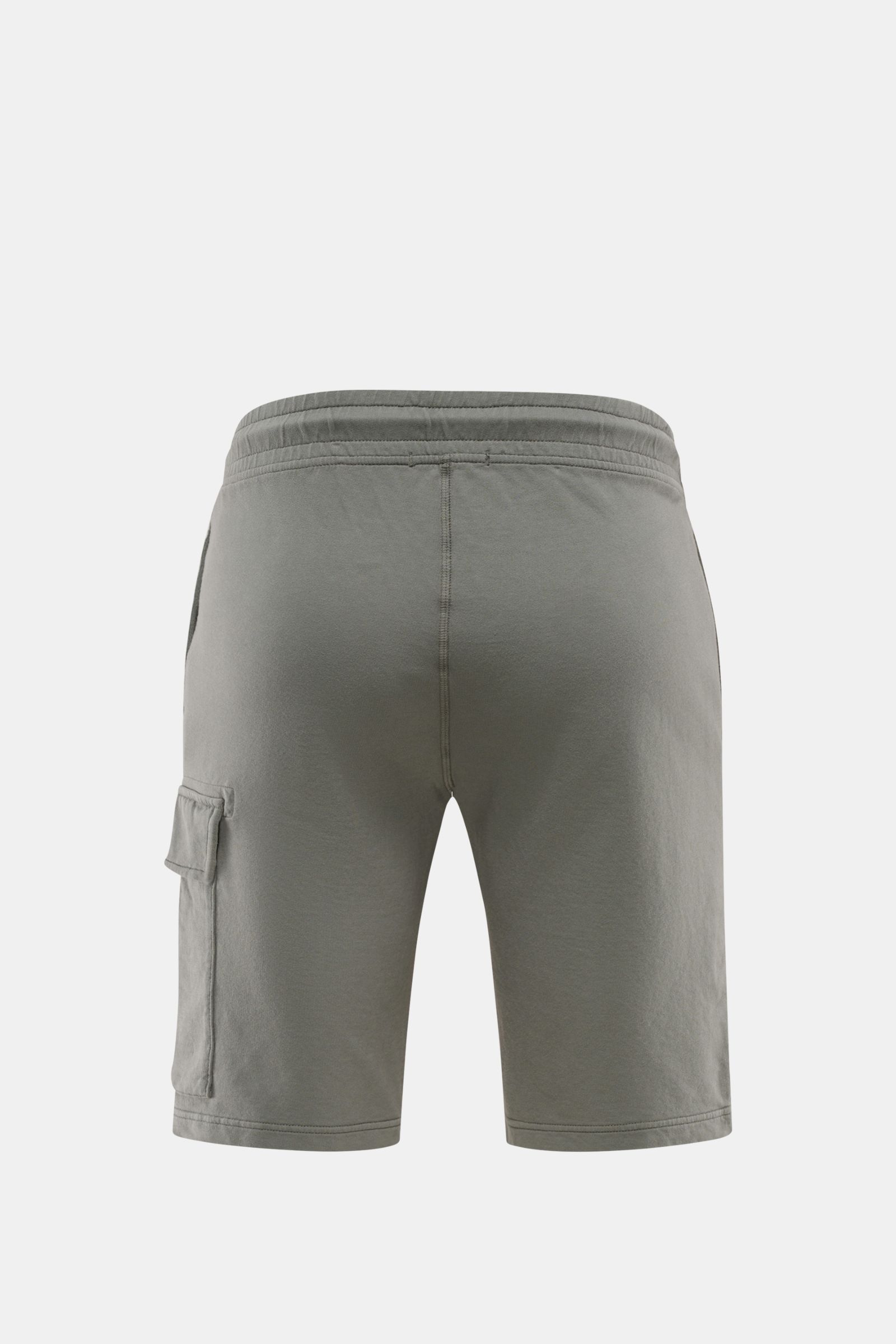 C.P. Company Cargo-Sweatshorts graugrün, Rückansicht, Slim Fit, elastischer Bund, weicher Baumwoll-Sommer-Sweat, Cargo-Tasche mit Linsen-Detail, leichte Qualität.