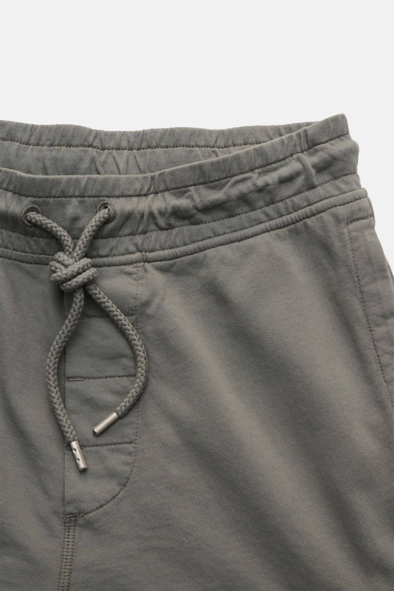 C.P. Company Cargo-Sweatshorts graugrün, Nahaufnahme der Taille mit elastischem Bund, Tunnelzug, weichem Baumwoll-Sommer-Sweat, Slim Fit.