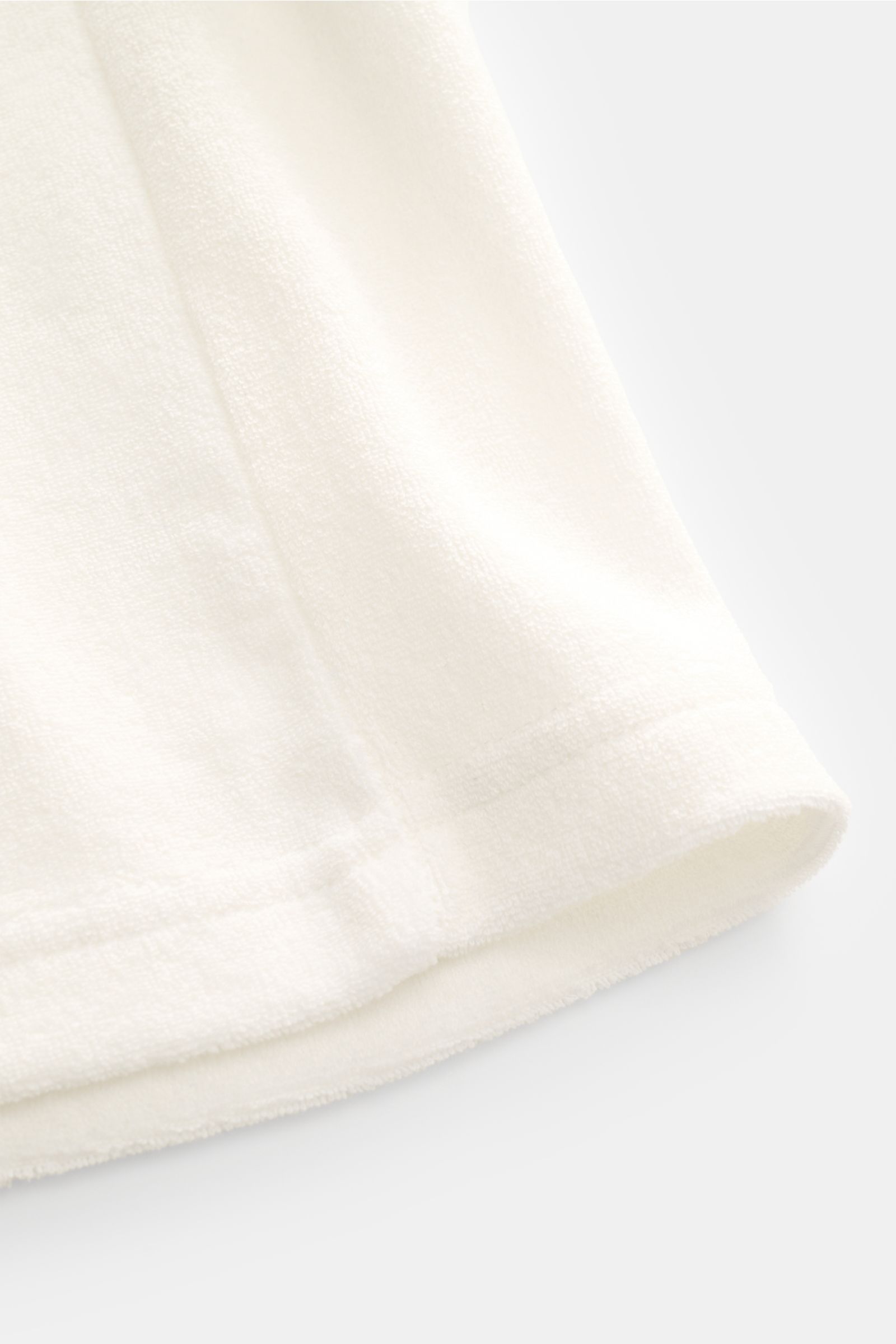 Nahaufnahme der Zeybra Portofino 1962 Frottee-Shorts weiß aus Baumwoll-Microfaser-Material, weich, Regular Fit, französische Taschen, elastischer Bund mit Tunnelzug, seitliche Perspektive.