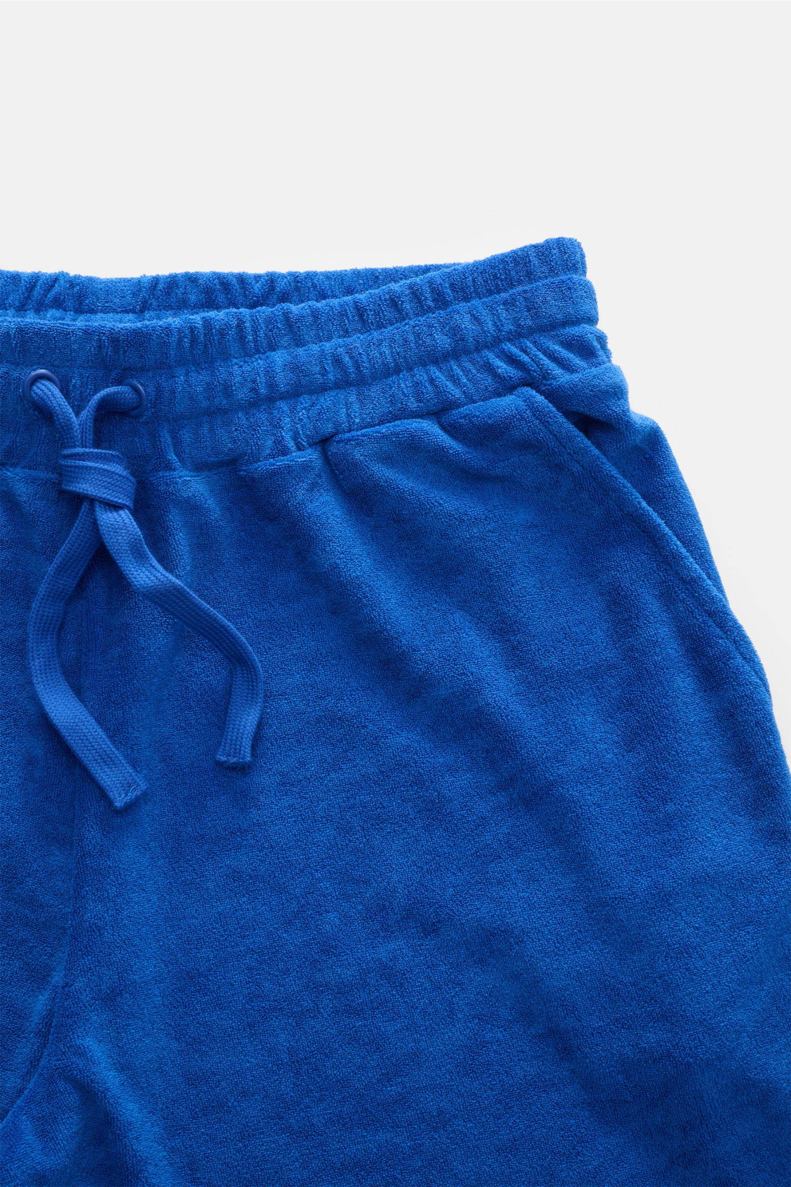 Nahaufnahme der Zeybra Portofino 1962 Frottee-Shorts blau, seitlich fotografiert, mit elastischem Bund, Tunnelzug und französischen Taschen.