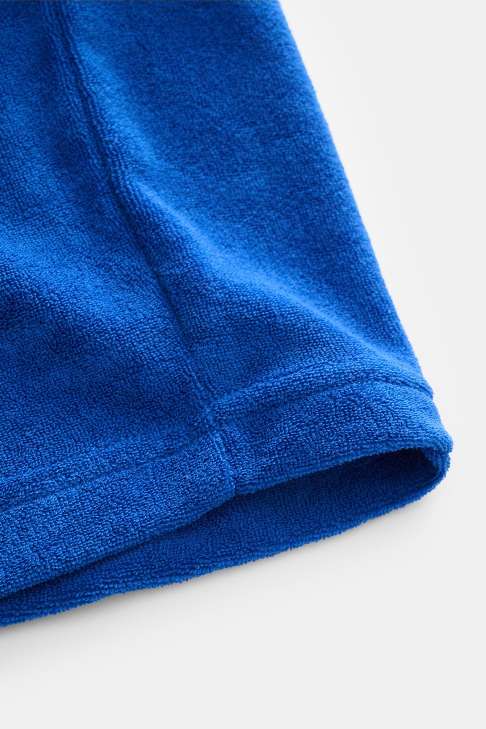 Nahaufnahme der Zeybra Portofino 1962 Frottee-Shorts blau aus Baumwolle und Microfaser, weicher Griff, Regular Fit, elastischer Bund mit Tunnelzug, französische Taschen, Urlaubsfeeling pur.