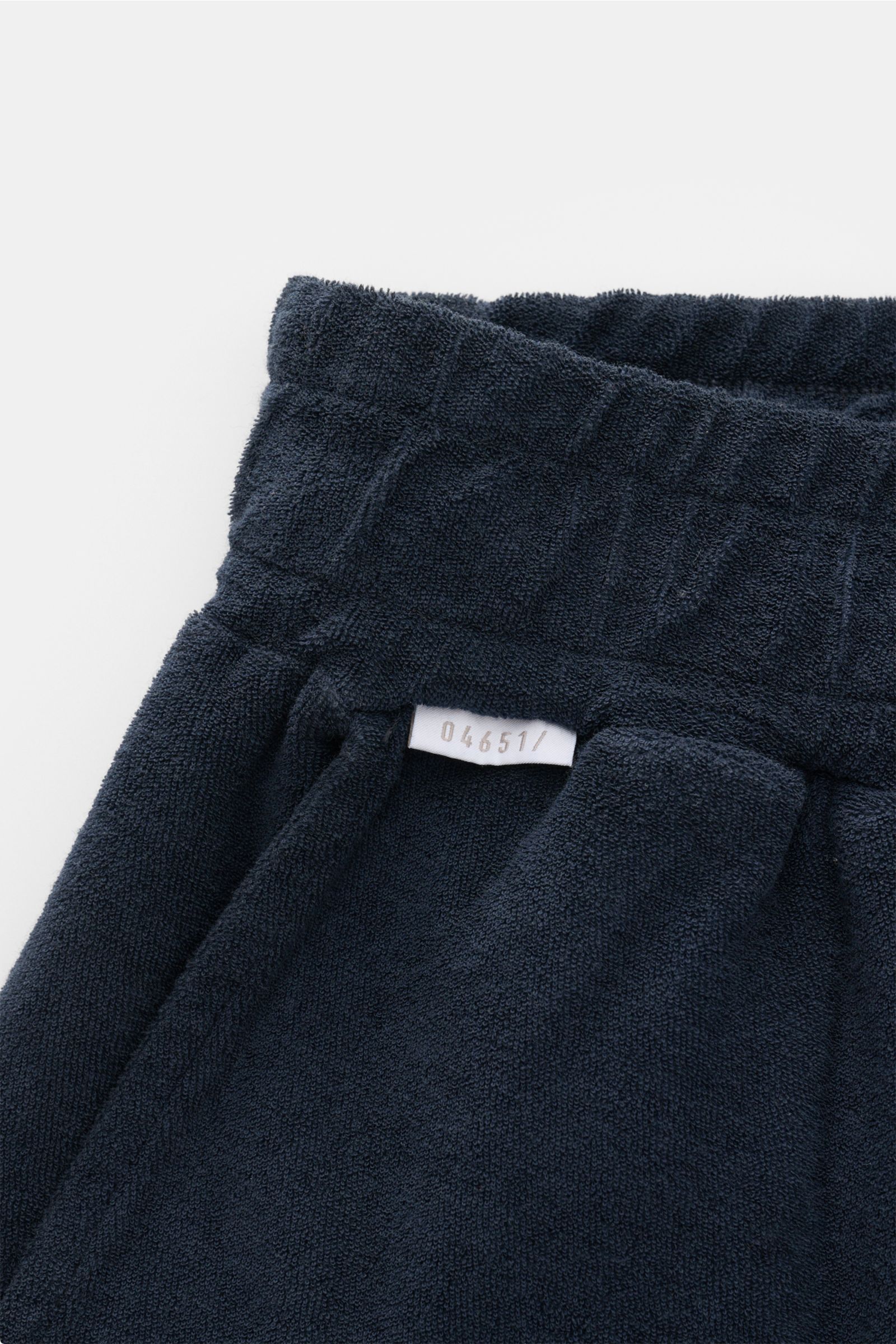 04651/ A trip in a bag Frottee-Shorts 'Terry' navy aus weichem Baumwoll-Frottee, Regular Fit, elastischer Bund mit Tunnelzug, französische Taschen, Detailaufnahme von oben.