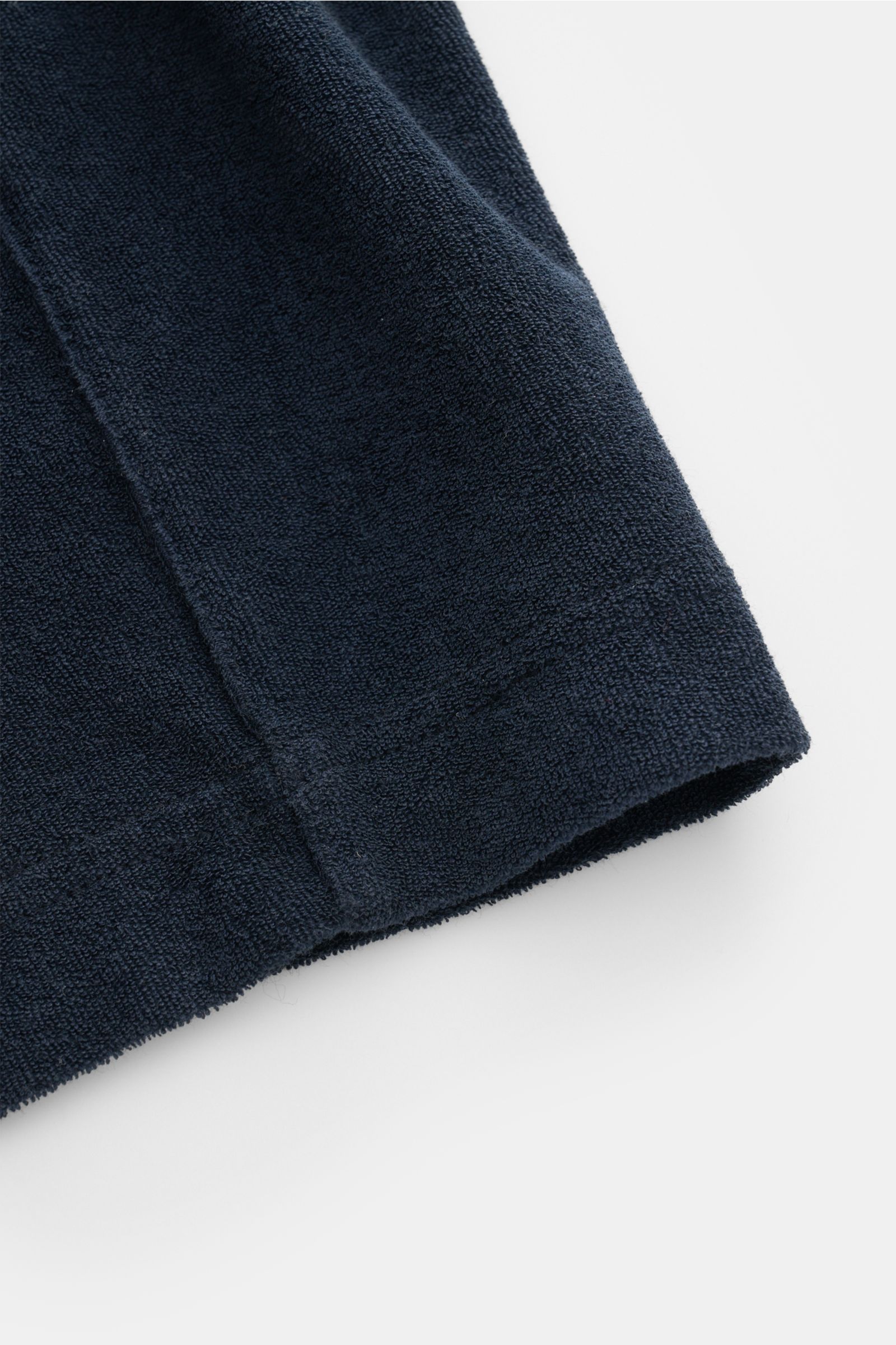 04651/ A trip in a bag Frottee-Shorts 'Terry' navy nah, Detailansicht des weichen Baumwoll-Frottees mit elastischem Bund, Regular Fit.