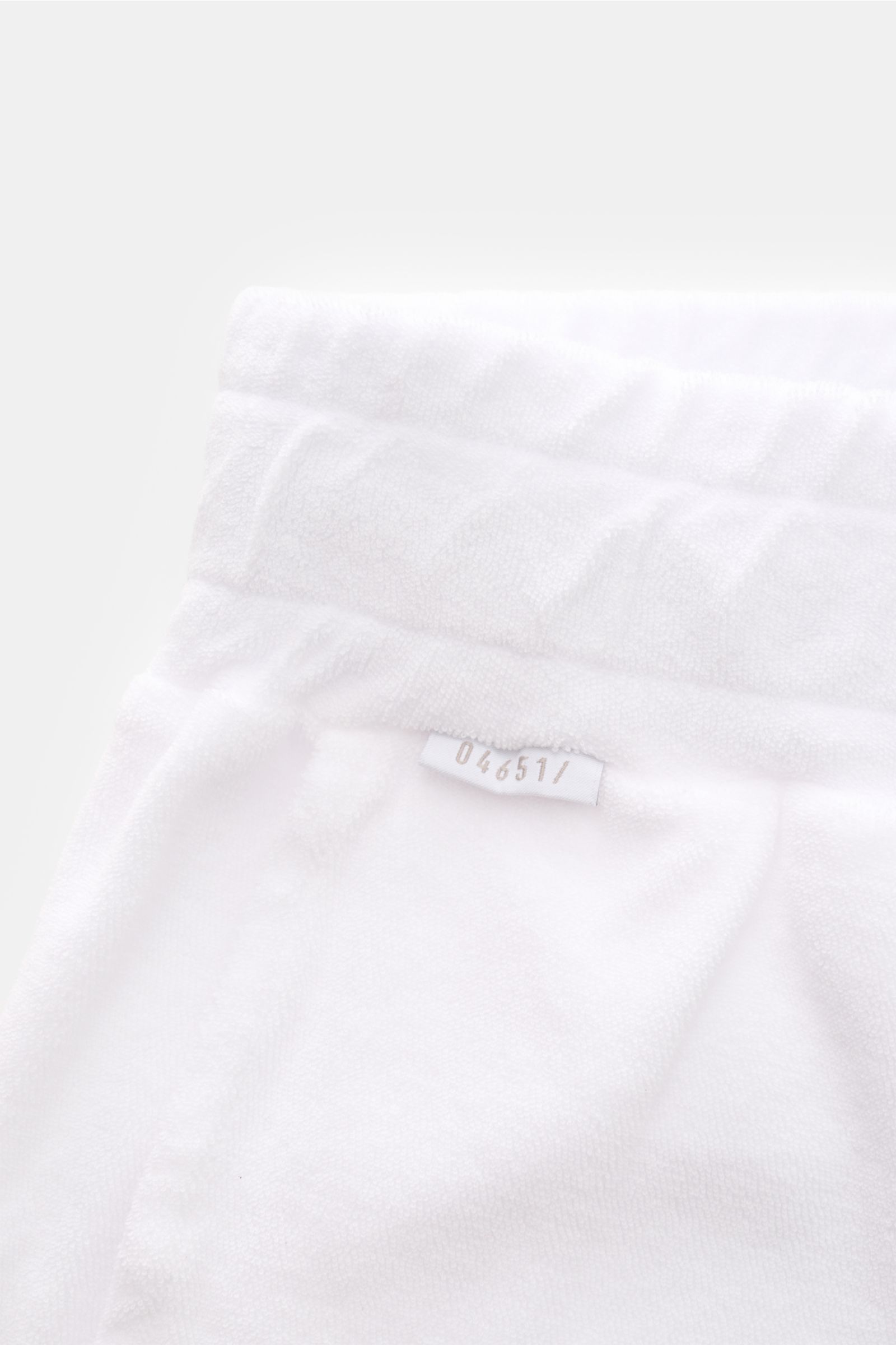 04651/ A trip in a bag Frottee-Shorts 'Terry' weiß, von hinten nah, weicher Baumwoll-Frottee, elastischer Bund, französische Taschen, Weblabel.