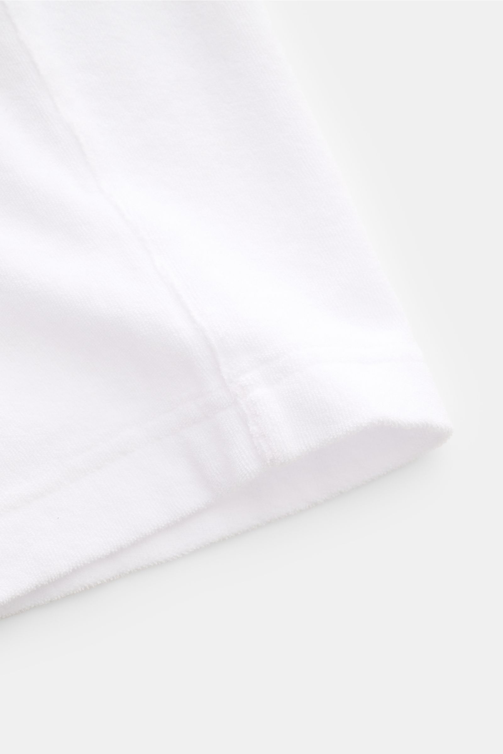 Nahaufnahme der weißen 04651/ A trip in a bag Frottee-Shorts 'Terry' aus weichem Baumwoll-Frottee, Regular Fit, elastischer Bund.