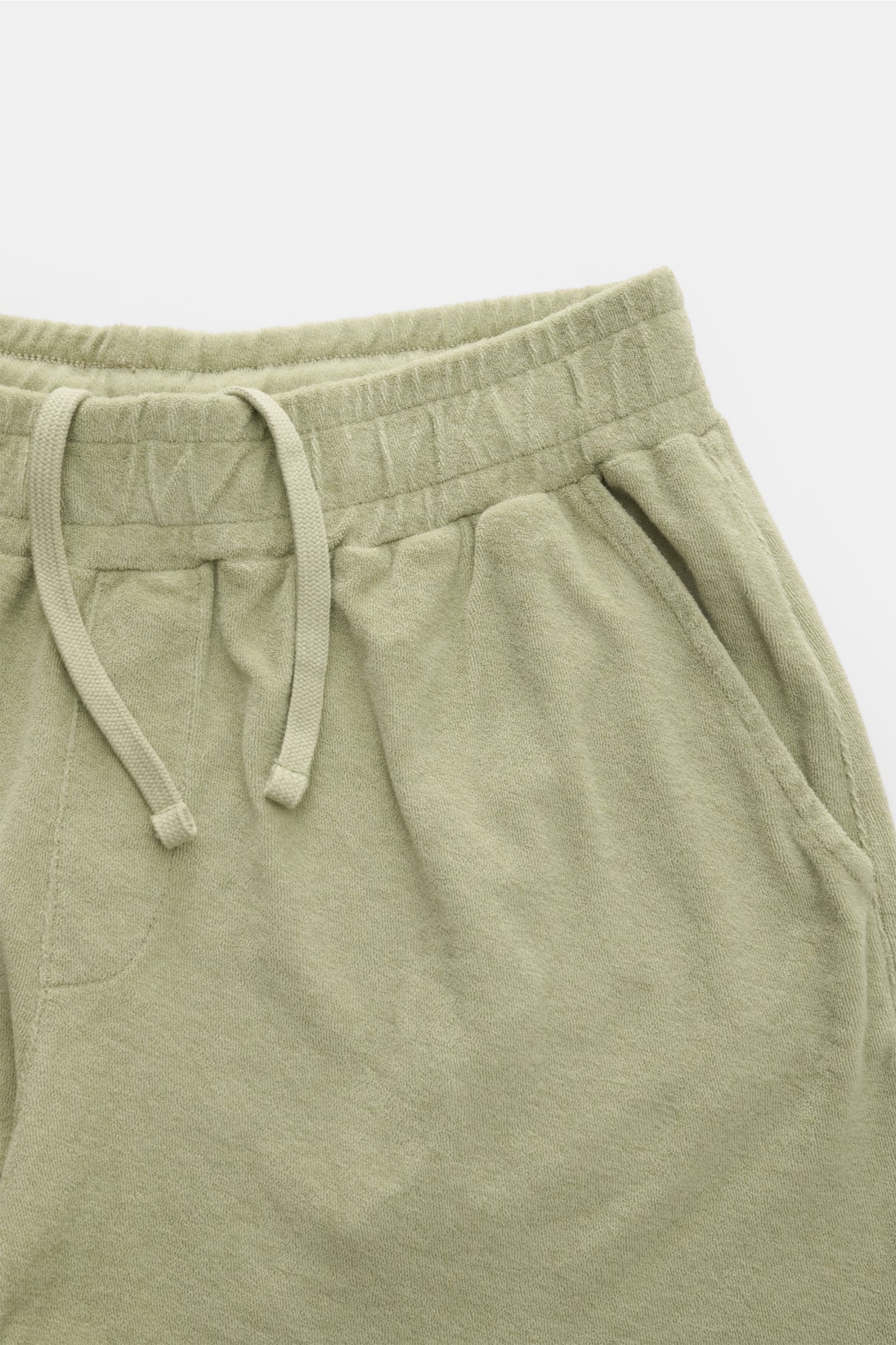 04651/ A trip in a bag Frottee-Shorts 'Terry' salbei in Nahaufnahme von oben, weicher Baumwoll-Frottee, elastischer Bund mit Tunnelzug, französische Taschen.