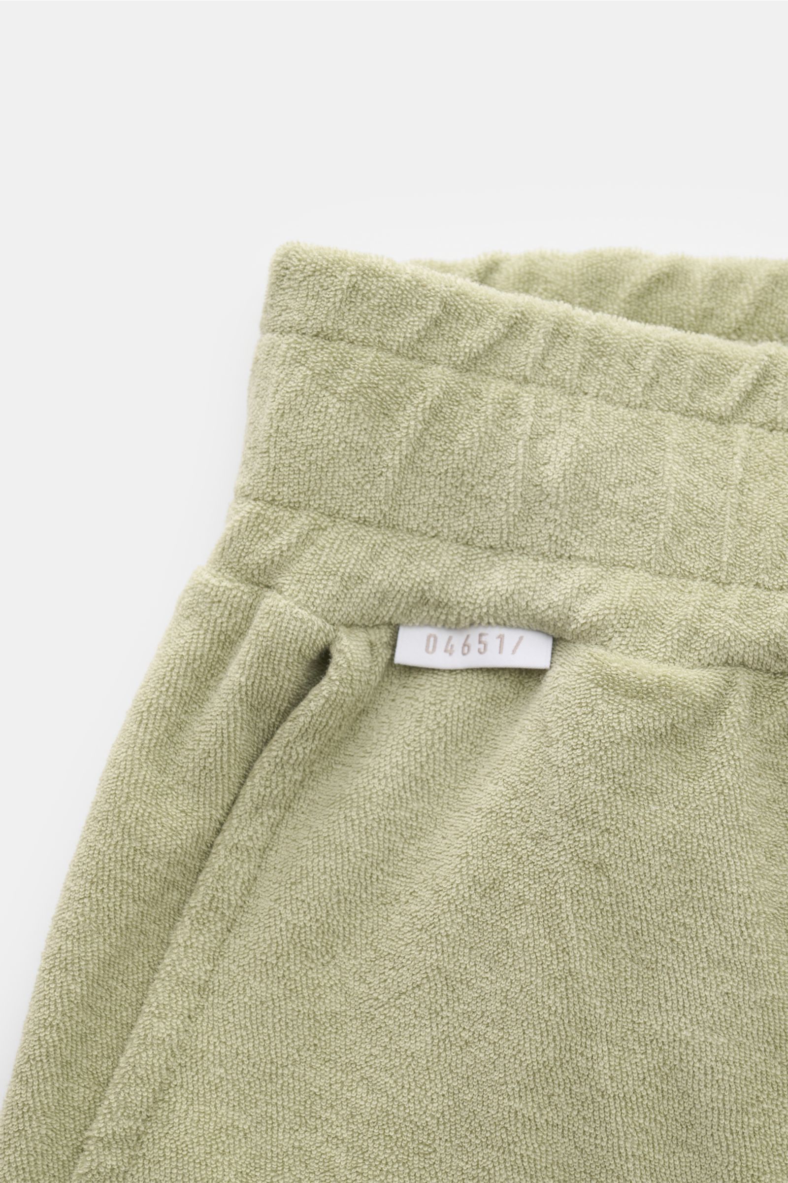 04651/ A trip in a bag Frottee-Shorts 'Terry' salbei, Nahaufnahme von elastischem Bund, weichem Baumwoll-Frottee, französischer Tasche und kleinem Weblabel.