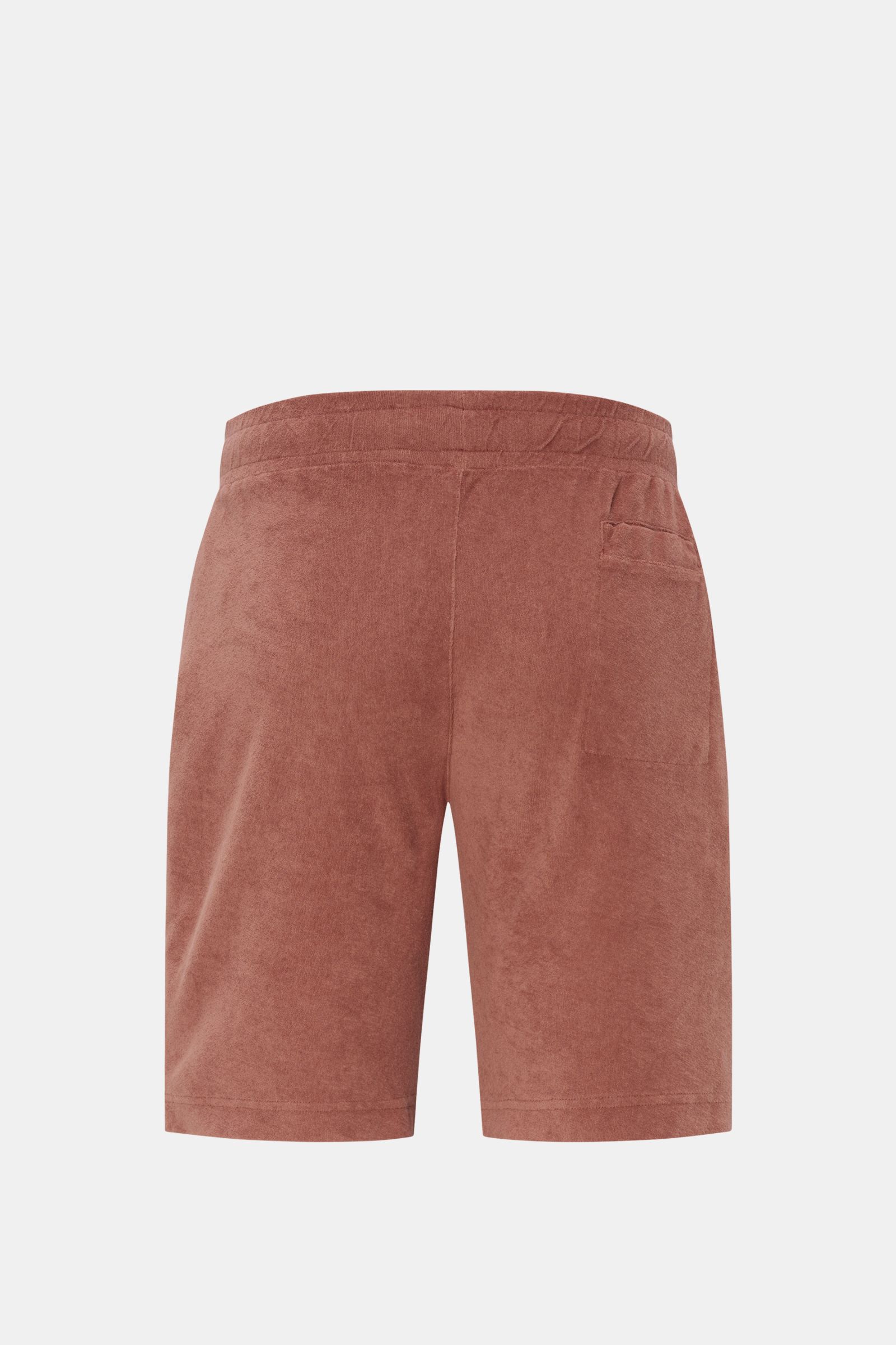 Rückansicht der rostbraunen 04651/ A trip in a bag Frottee-Shorts 'Terry' aus weichem Baumwoll-Frottee mit elastischem Bund, Taschen.