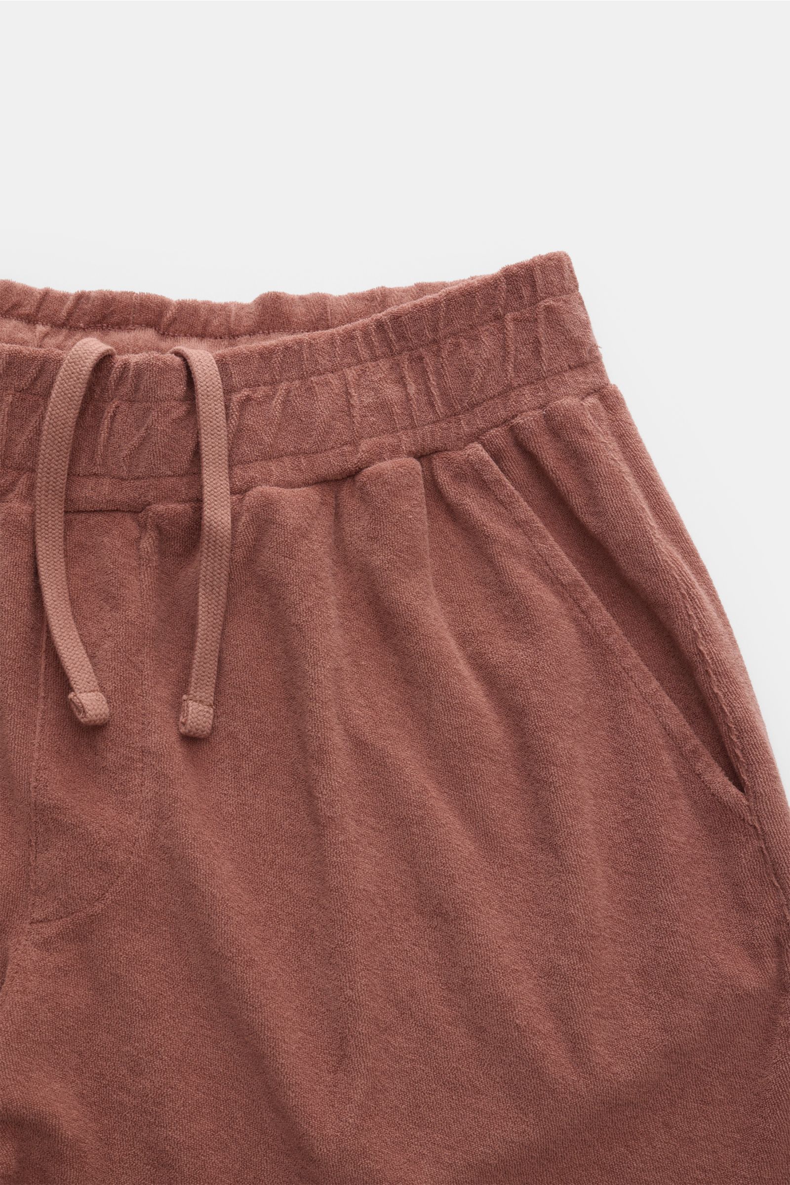 04651/ A trip in a bag Frottee-Shorts 'Terry' rostbraun, frontale Nahaufnahme, weicher Baumwoll-Frottee, elastischer Bund mit Tunnelzug, französische Taschen.