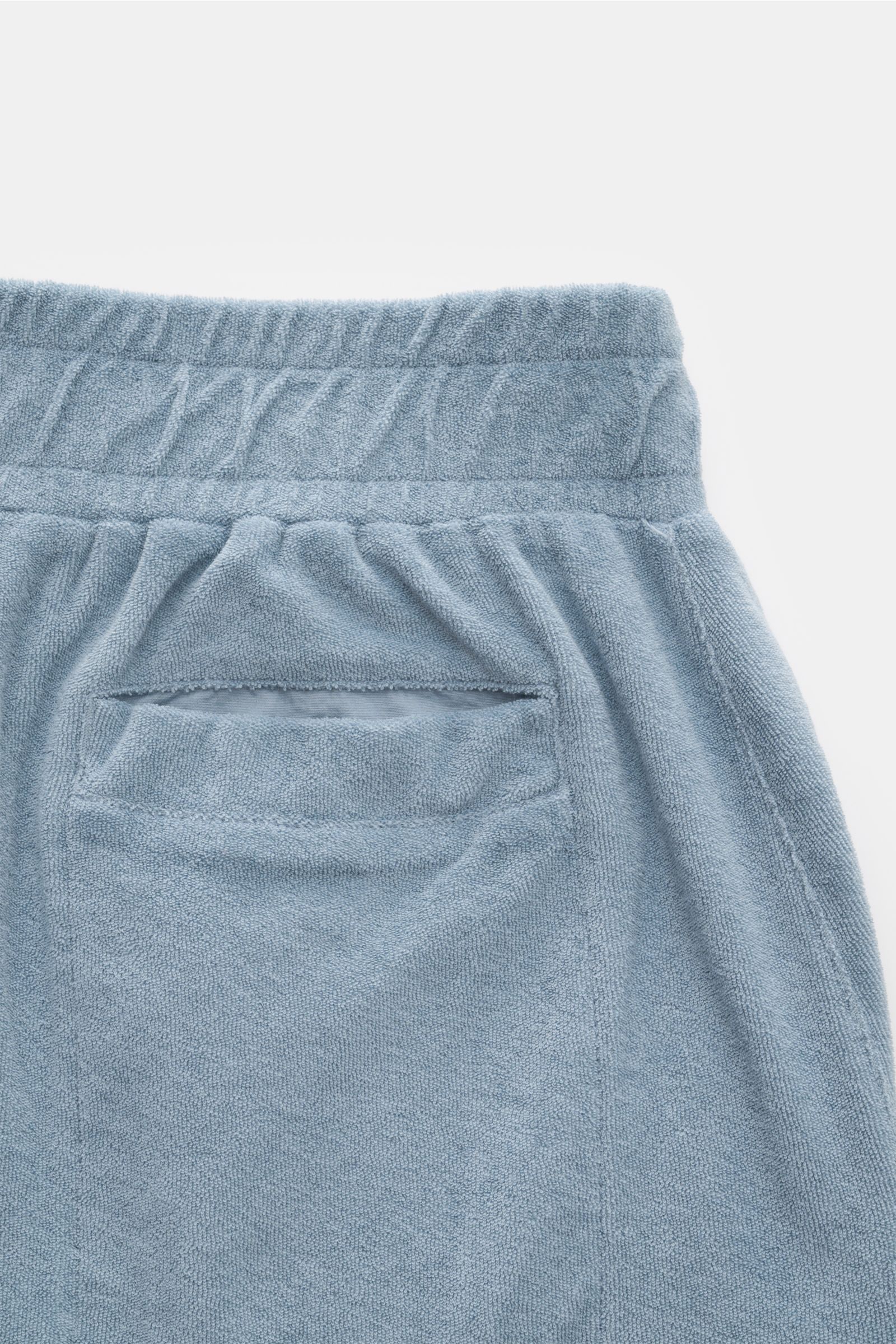 04651/ A trip in a bag Frottee-Shorts 'Terry' rauchblau, Detailansicht von hinten, weicher Baumwollstoff, elastischer Bund, Leistentasche.