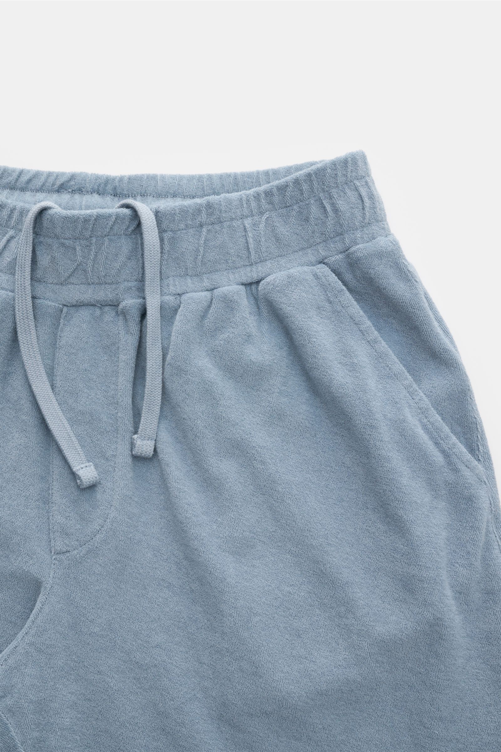 04651/ A trip in a bag Frottee-Shorts 'Terry' rauchblau, frontale Nahaufnahme, weicher Baumwoll-Frottee, elastischer Bund mit Tunnelzug, französische Taschen.