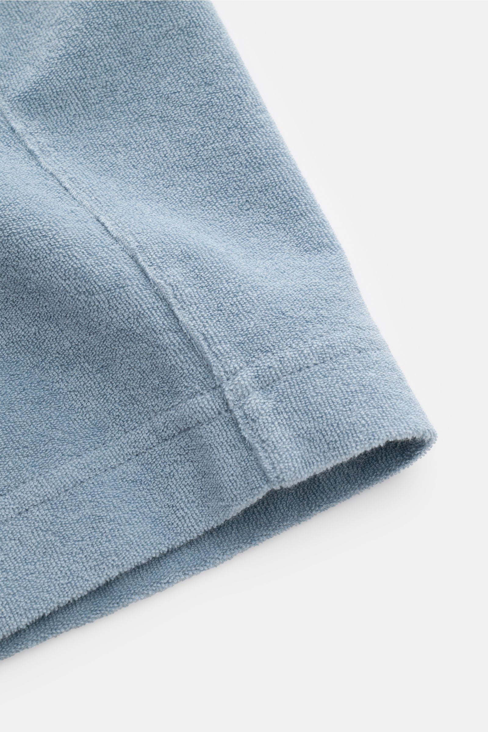 04651/ A trip in a bag Frottee-Shorts 'Terry' rauchblau, Detailaufnahme Saum mit weichem Baumwoll-Frottee, Regular Fit, elastischer Bund