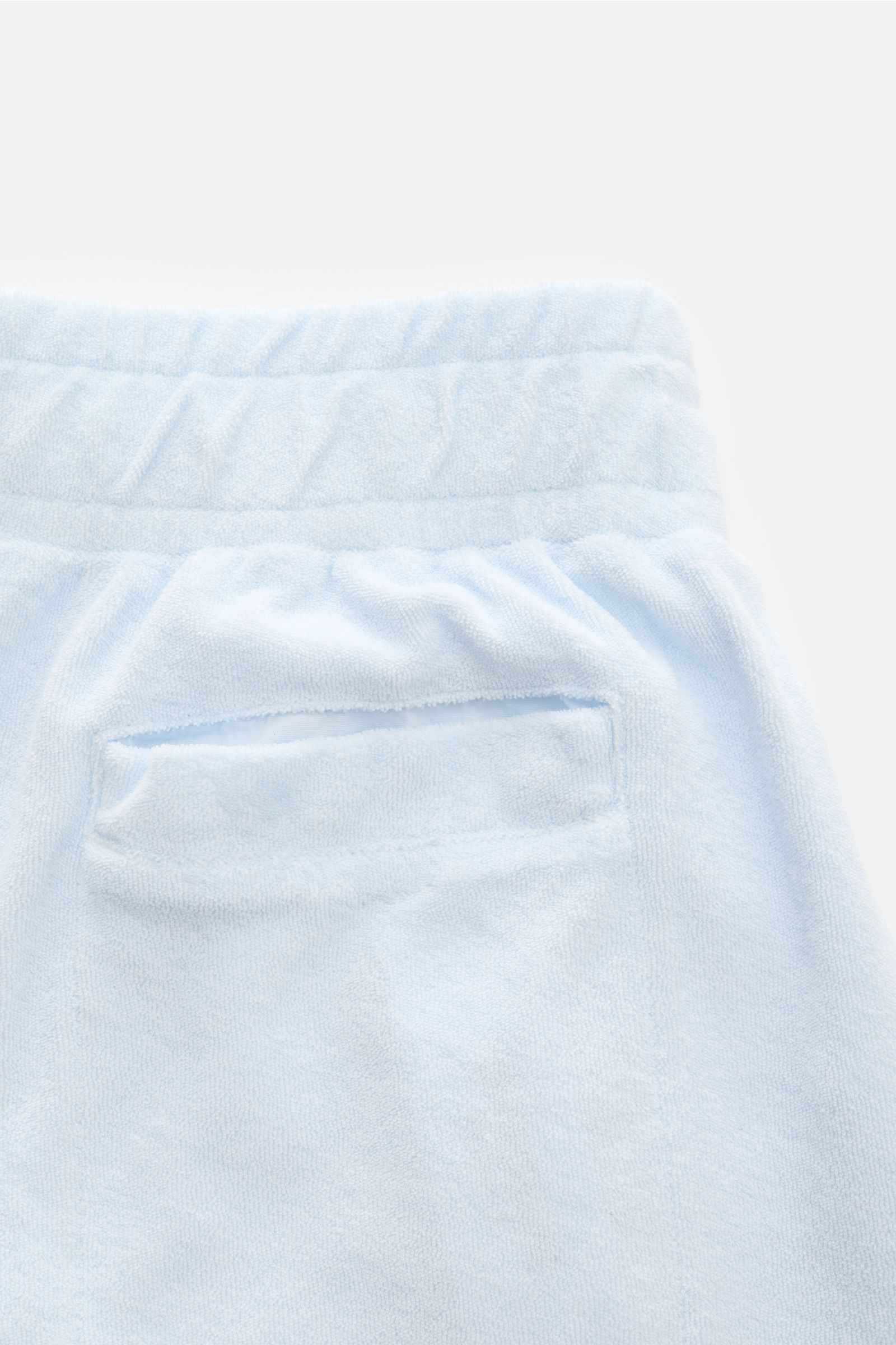 04651/ A trip in a bag Frottee-Shorts 'Terry' pastellblau, Rückansicht, weicher Baumwoll-Frottee, elastischer Bund, Leistentasche.