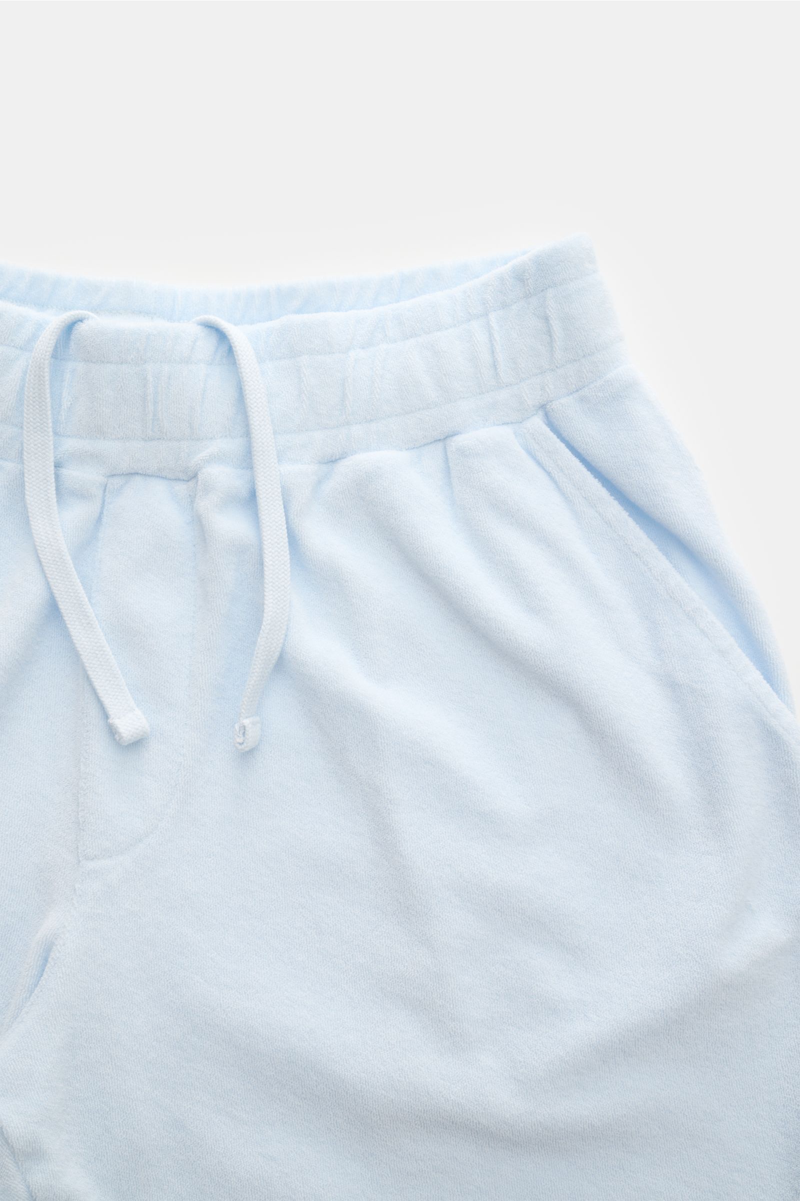 04651/ A trip in a bag Frottee-Shorts 'Terry' pastellblau, weicher Baumwoll-Frottee, Regular Fit, elastischer Bund mit Tunnelzug, französische Taschen, Detailfoto von oben.