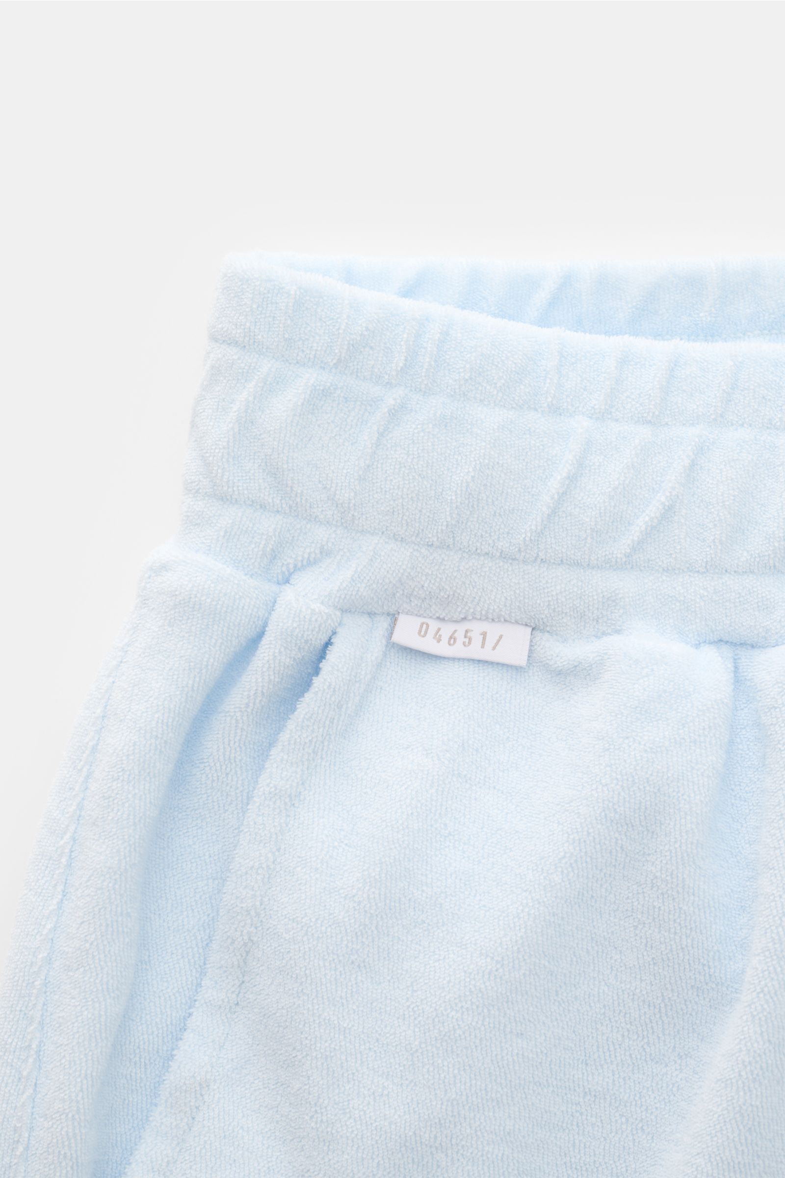 04651/ A trip in a bag Frottee-Shorts 'Terry' pastellblau, weiche Baumwolle, elastischer Bund, französische Taschen, Detailansicht von oben.