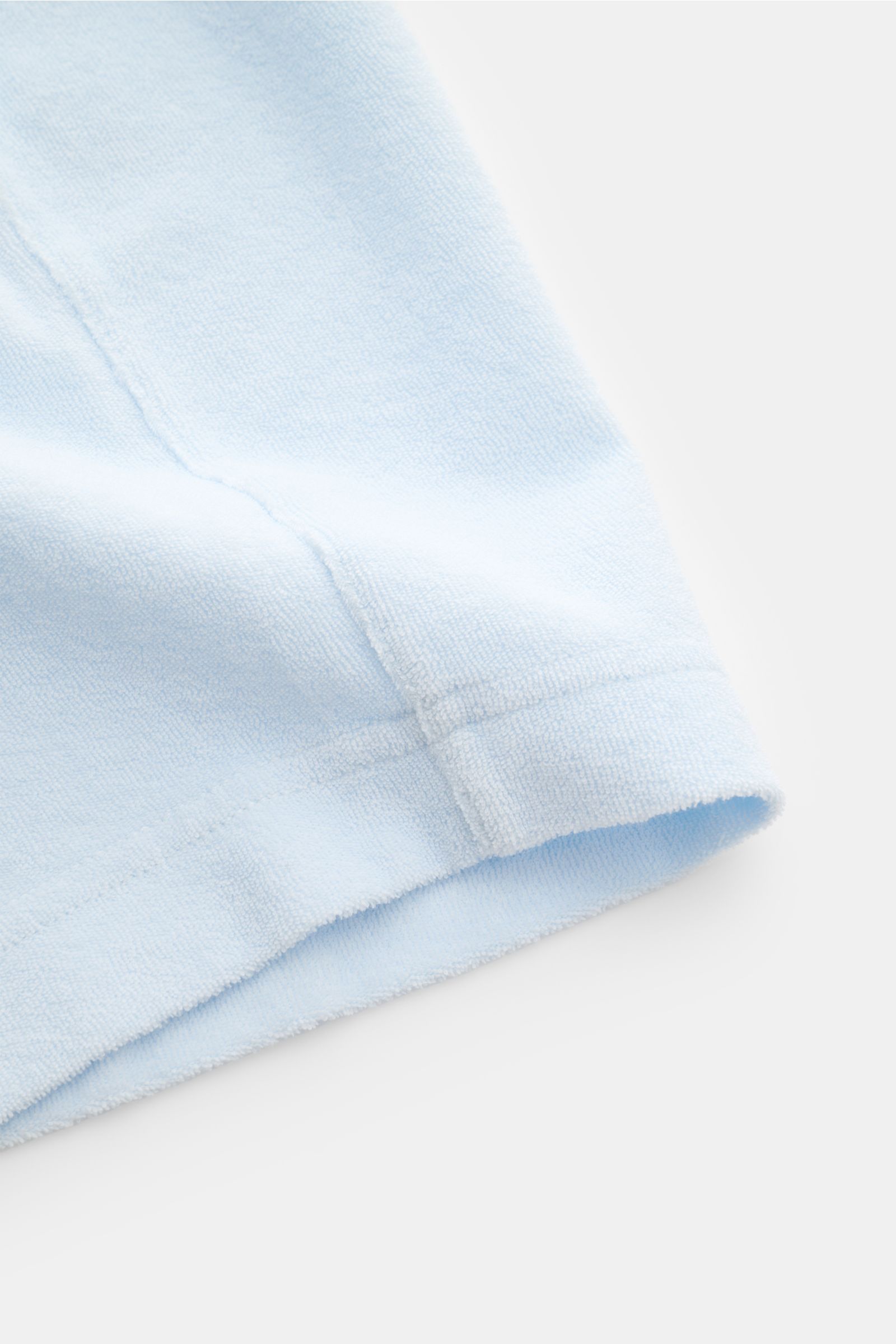 04651/ A trip in a bag Frottee-Shorts 'Terry' pastellblau, Detailansicht Saum und Naht, weicher Baumwoll-Frottee, Regular Fit, elastischer Bund.