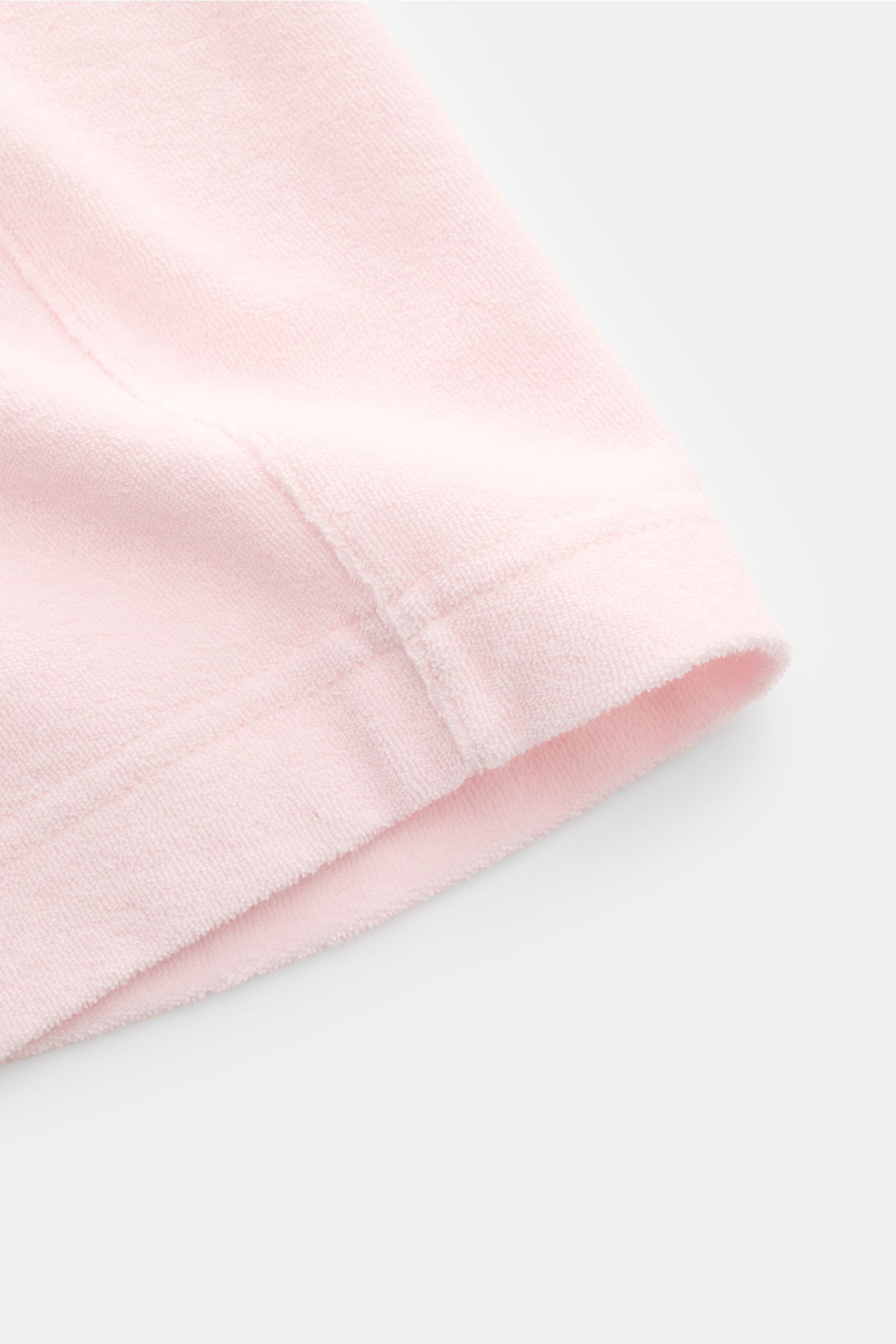 Nahe Detailansicht der roséfarbenen 04651/ A trip in a bag Frottee-Shorts 'Terry' aus weichem Baumwollfrottee mit Saumnaht.