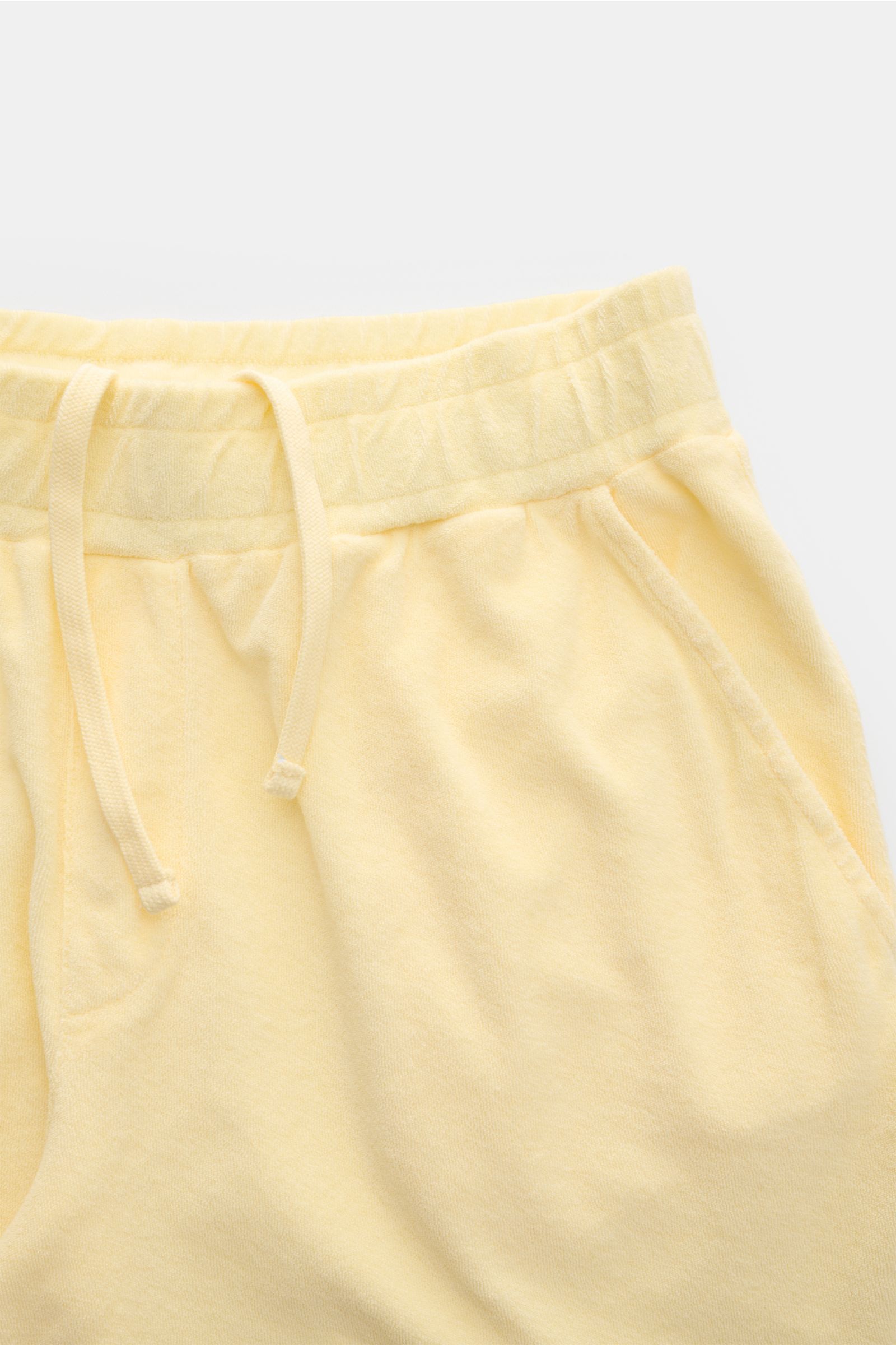 04651/ A trip in a bag Frottee-Shorts 'Terry' pastellgelb in Nahaufnahme von vorne mit elastischem Bund, Tunnelzug, französischen Taschen und weichem Baumwoll-Frottee.