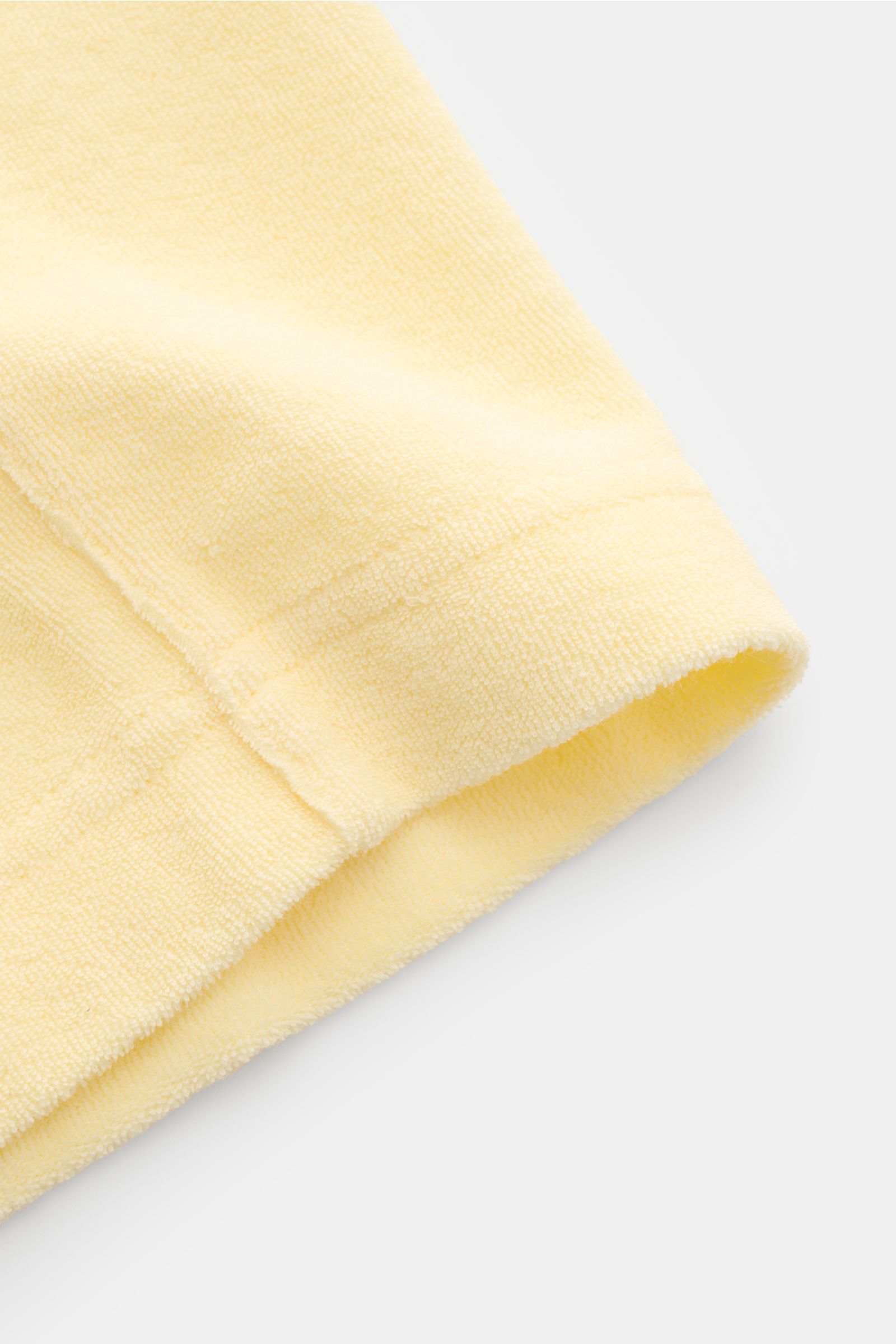 04651/ A trip in a bag Frottee-Shorts 'Terry' pastellgelb, Detailansicht des weichen Baumwoll-Frottees mit elastischem Bund und Tunnelzug.