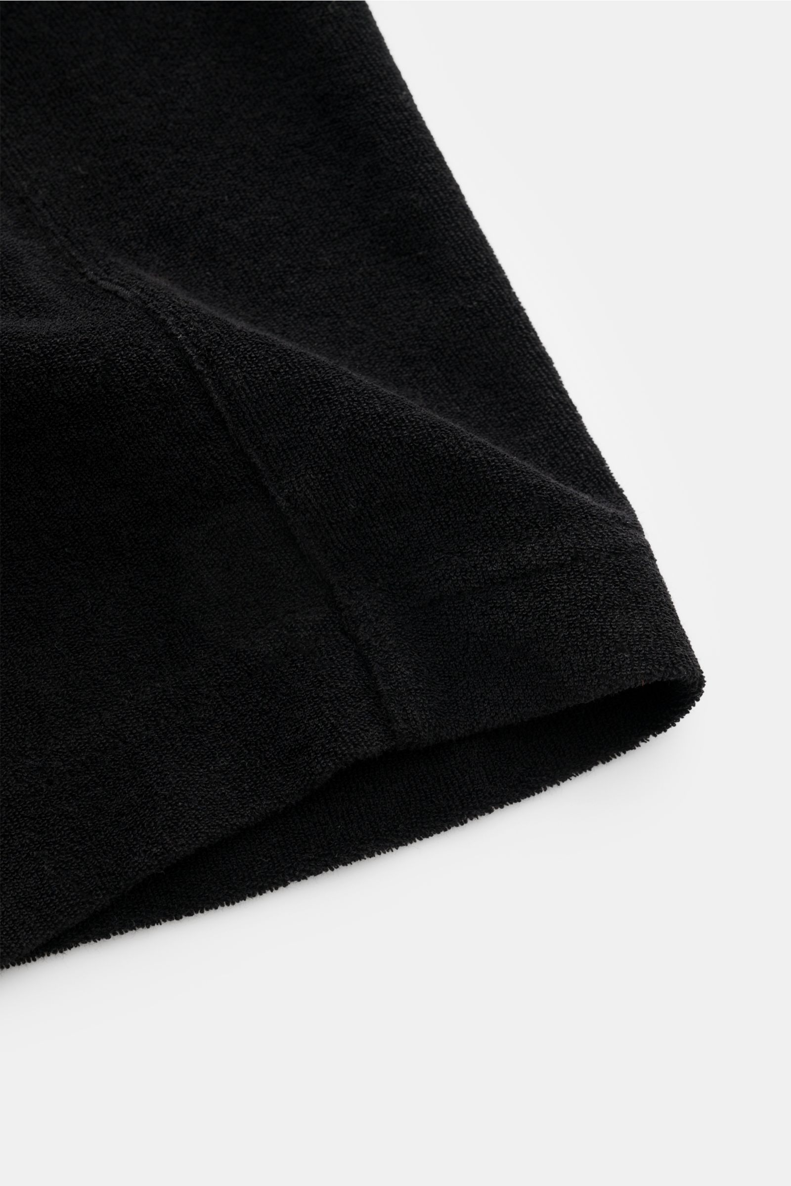 Schwarze 04651/ A trip in a bag Frottee-Shorts 'Terry' aus weichem Baumwoll-Frottee, detailnah von unten fotografiert, Regular Fit.