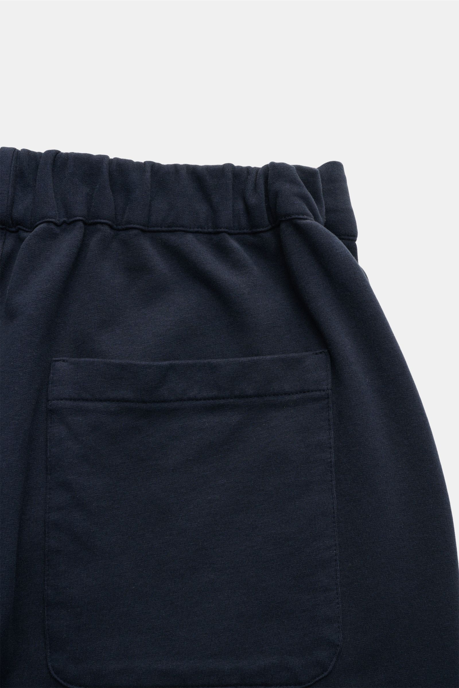 04651/ A trip in a bag Sweat-Shorts navy, Detailaufnahme von hinten oben, elastischer Bund, aufgesetzte Gesäßtasche, Baumwolle, soft und bequem.