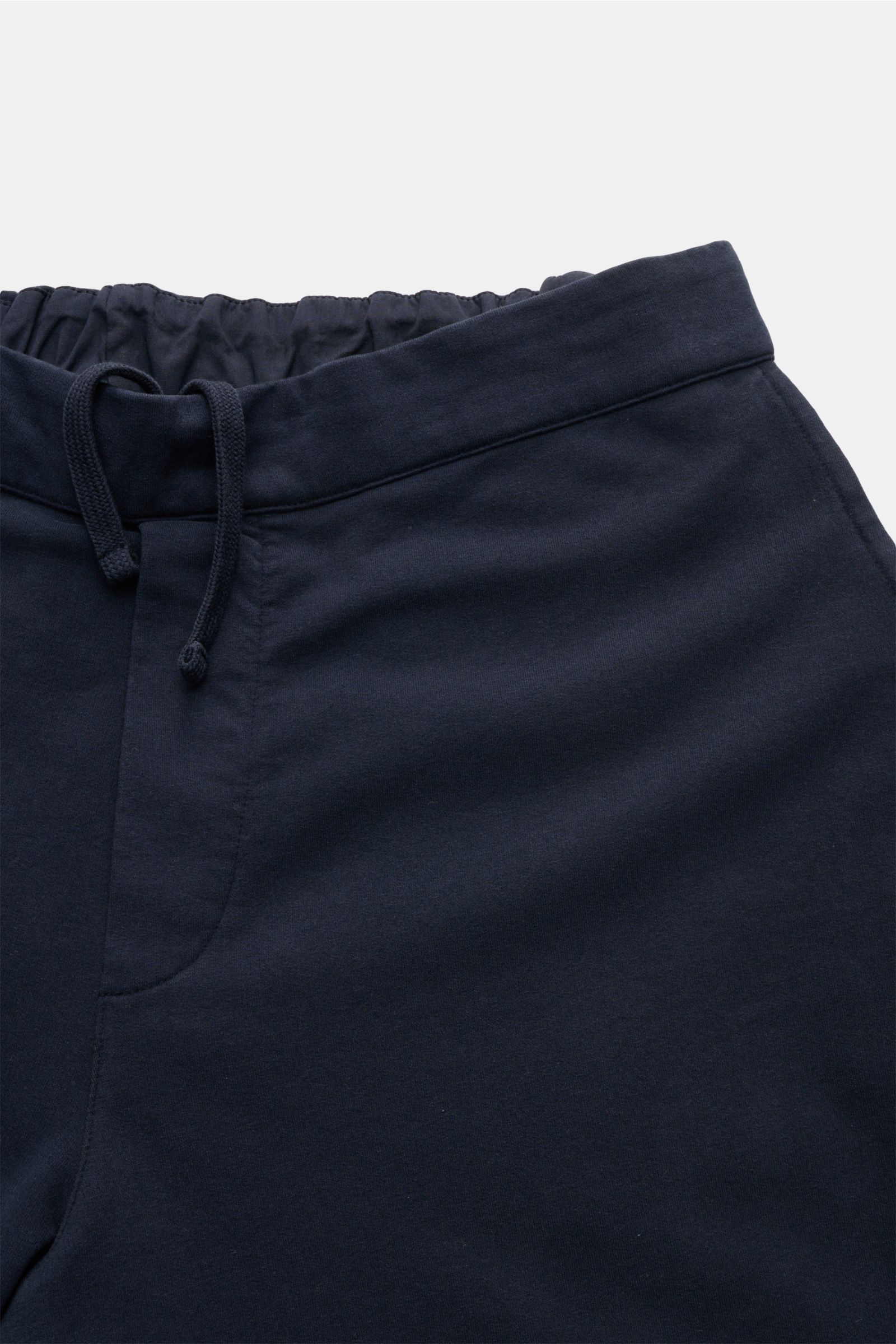 04651/ A trip in a bag Sweat-Shorts navy aus Baumwolle mit elastischem Bund, Tunnelzug und französischen Taschen, Nahaufnahme von oben.