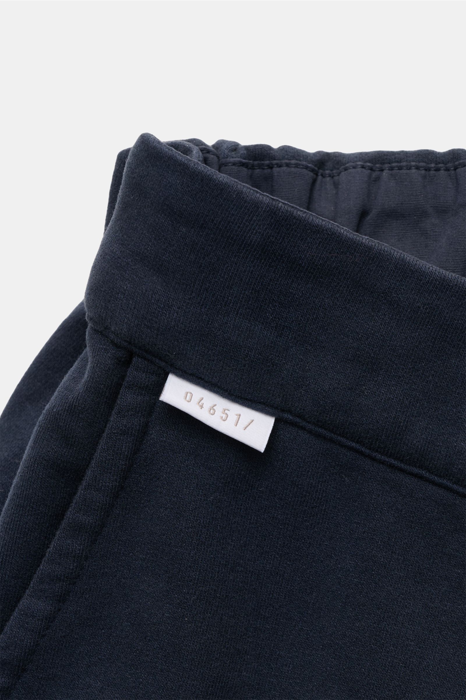 Nahaufnahme der elastischen Taille mit kleinem Weblabel der 04651/ A trip in a bag Sweat-Shorts navy aus weichem Baumwoll-Sweat, Regular Fit.