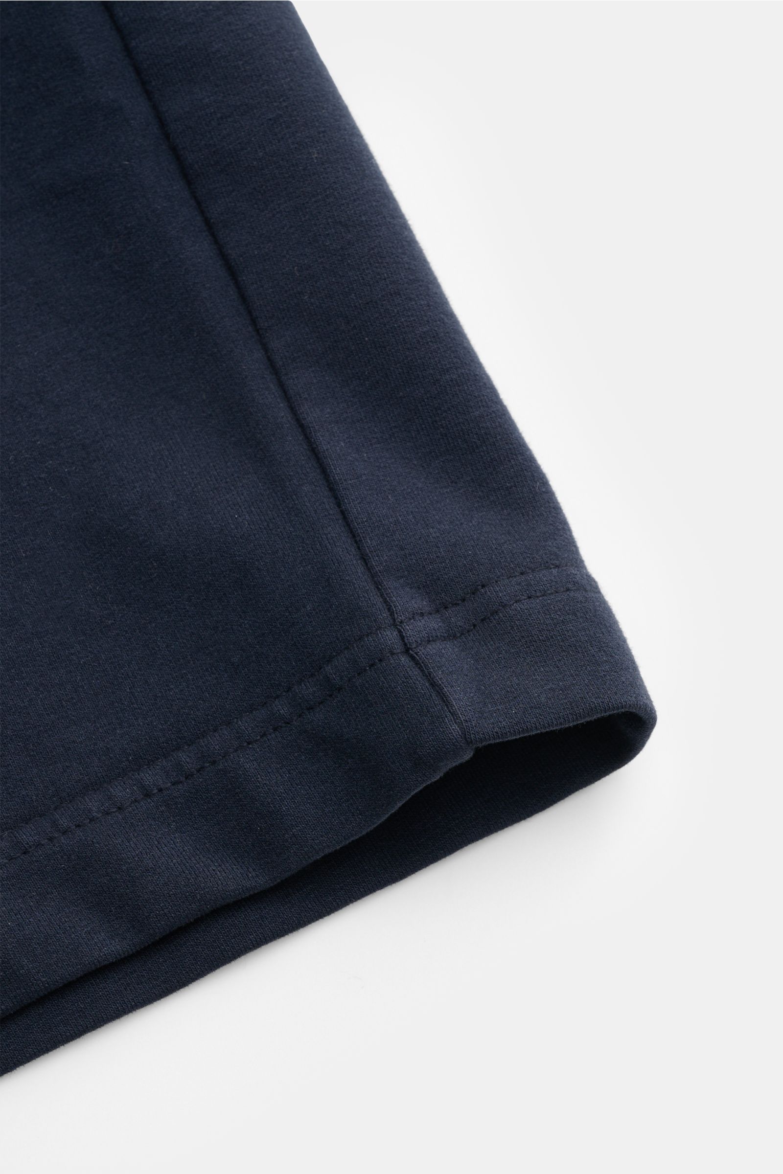 04651/ A trip in a bag Sweat-Shorts navy, Detailaufnahme des Saums aus Baumwoll-Sweat mit softem Griff, elastischem Bund, Regular Fit.