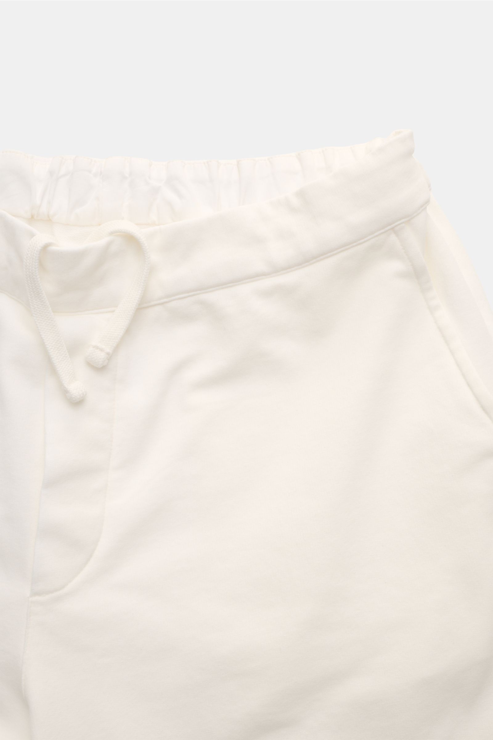 04651/ A trip in a bag Sweat-Shorts offwhite, Detailansicht von oben, elastischer Bund mit Tunnelzug, Baumwoll-Sweat, soft, Regular Fit.
