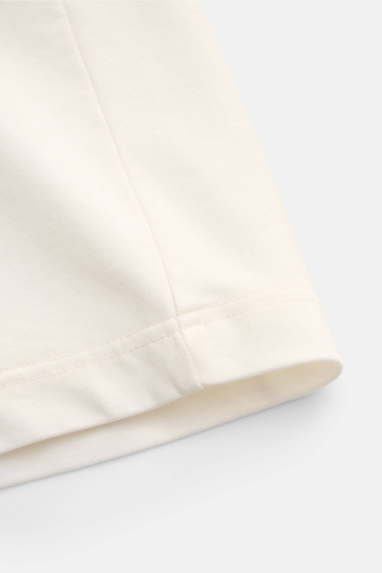 Nahaufnahme der offwhite 04651/ A trip in a bag Sweat-Shorts von unten seitlich, Baumwolle mit softem Griff, elastischer Bund, Regular Fit.