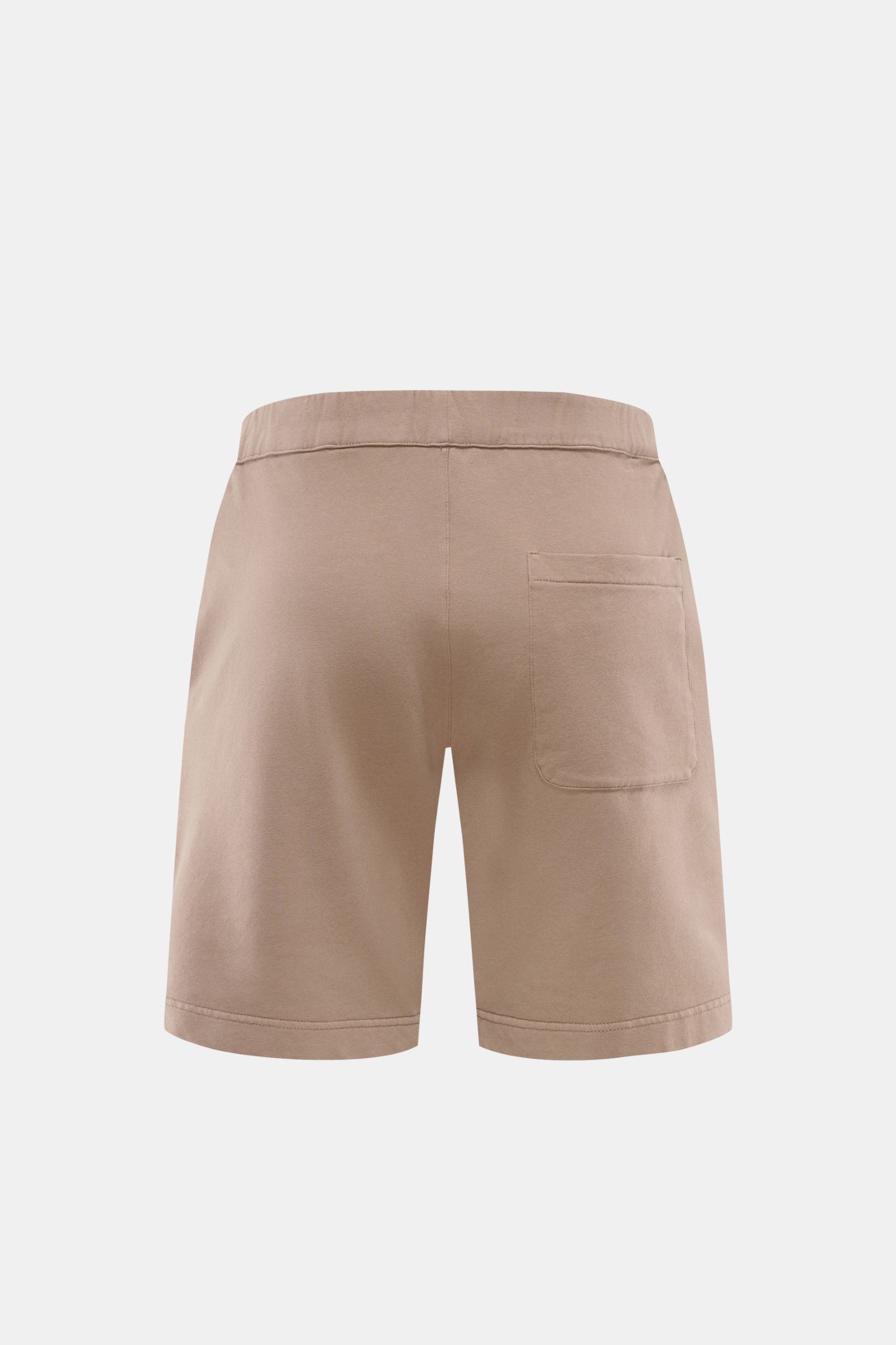 Rückansicht der 04651/ A trip in a bag Sweat-Shorts taupe aus elastischer Baumwolle mit elastischem Bund, Gesäßtasche und softem Griff.