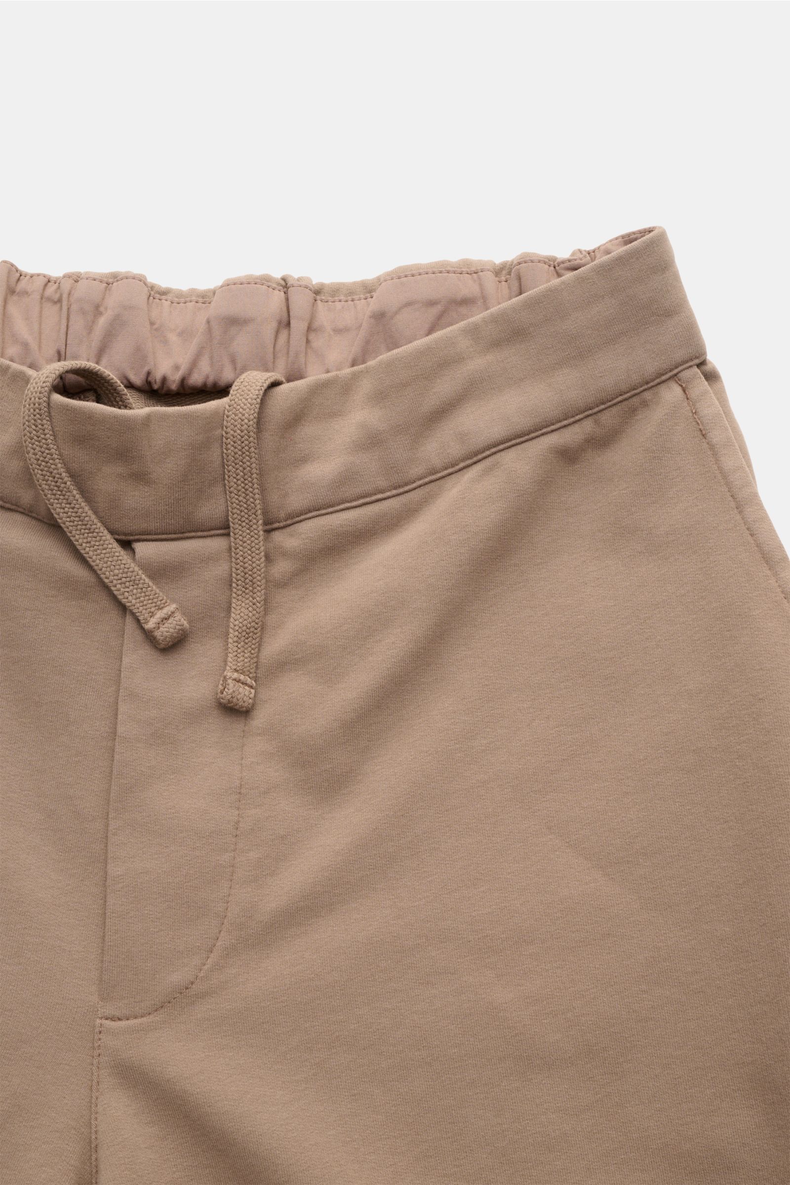 04651/ A trip in a bag Sweat-Shorts taupe, elastisch, Baumwolle, Regular Fit, elastischer Bund mit Tunnelzug, angedeuteter Eingriff, Detailansicht von oben.