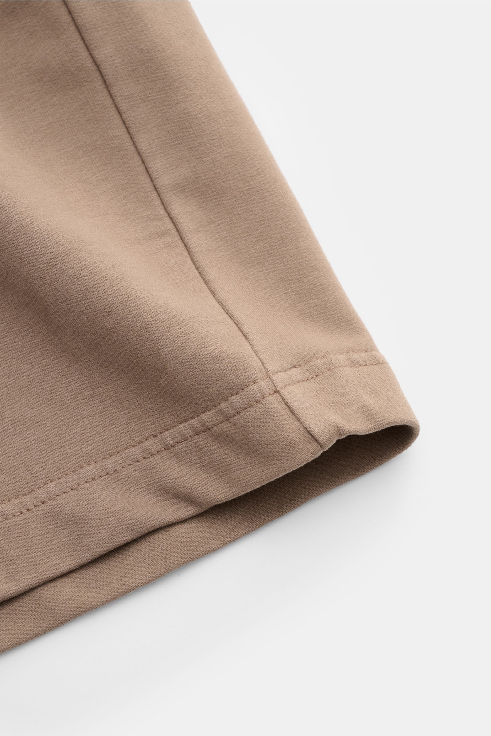 Nahaufnahme der Saumnaht der 04651/ A trip in a bag Sweat-Shorts taupe aus elastischer Baumwolle mit softem Griff, Regular Fit, elastischem Bund und Weblabel.