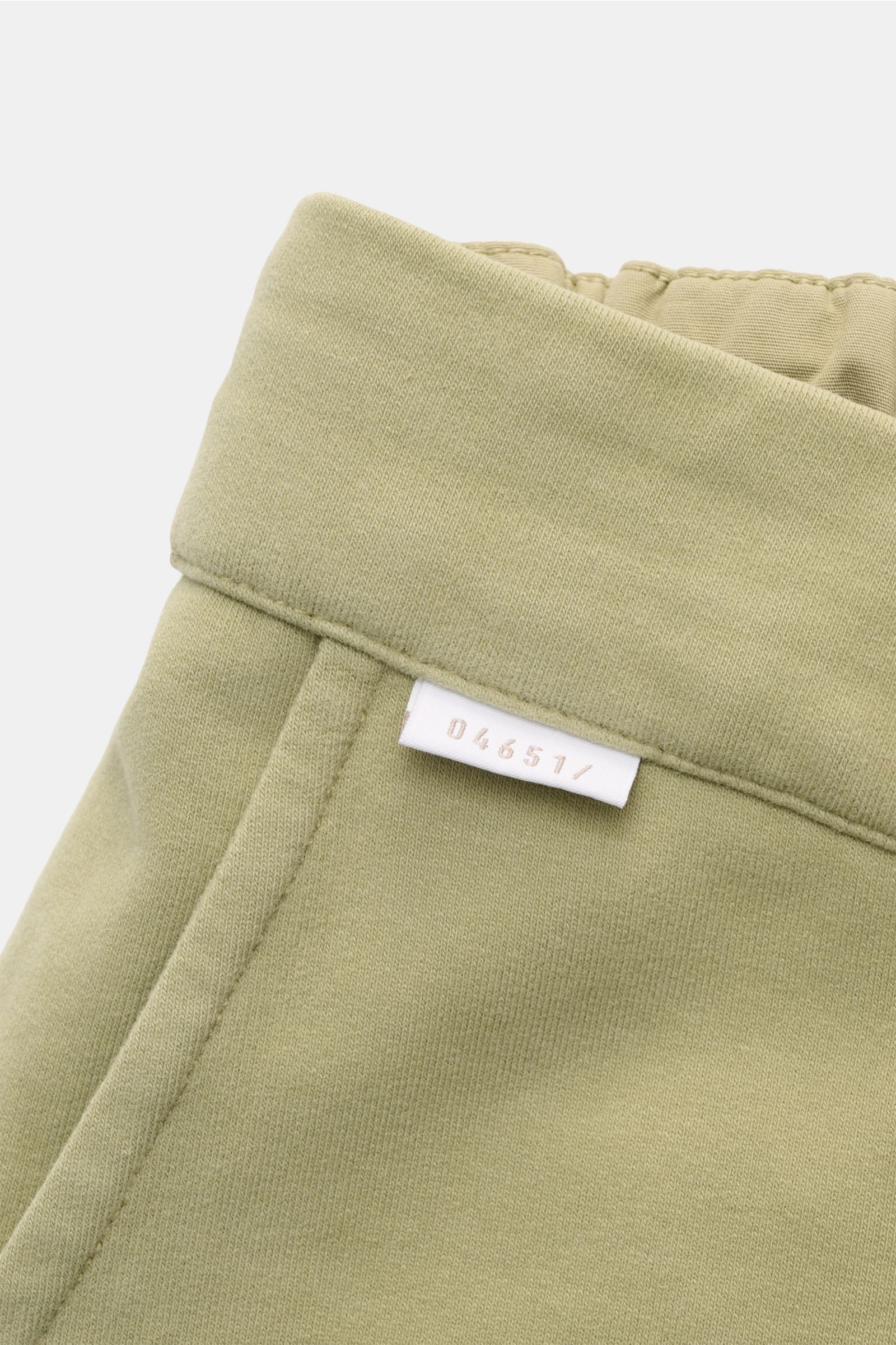 Nahaufnahme der elastischen Bundpartie und des kleinen Weblabels der 04651/ A trip in a bag Sweat-Shorts salbei aus weichem Baumwoll-Sweat.