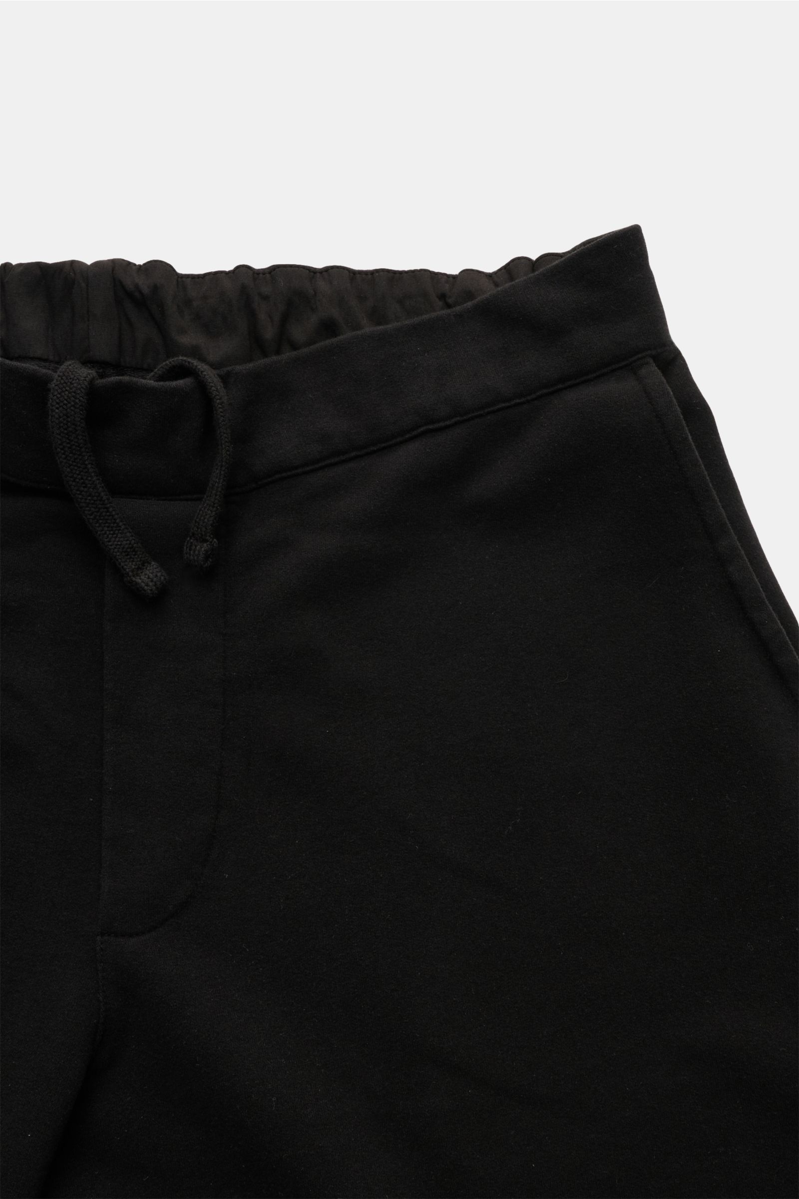 Schwarze 04651/ A trip in a bag Sweat-Shorts aus Baumwolle mit elastischem Bund, Tunnelzug, Regular Fit, französischen Taschen, Detailaufnahme von oben.