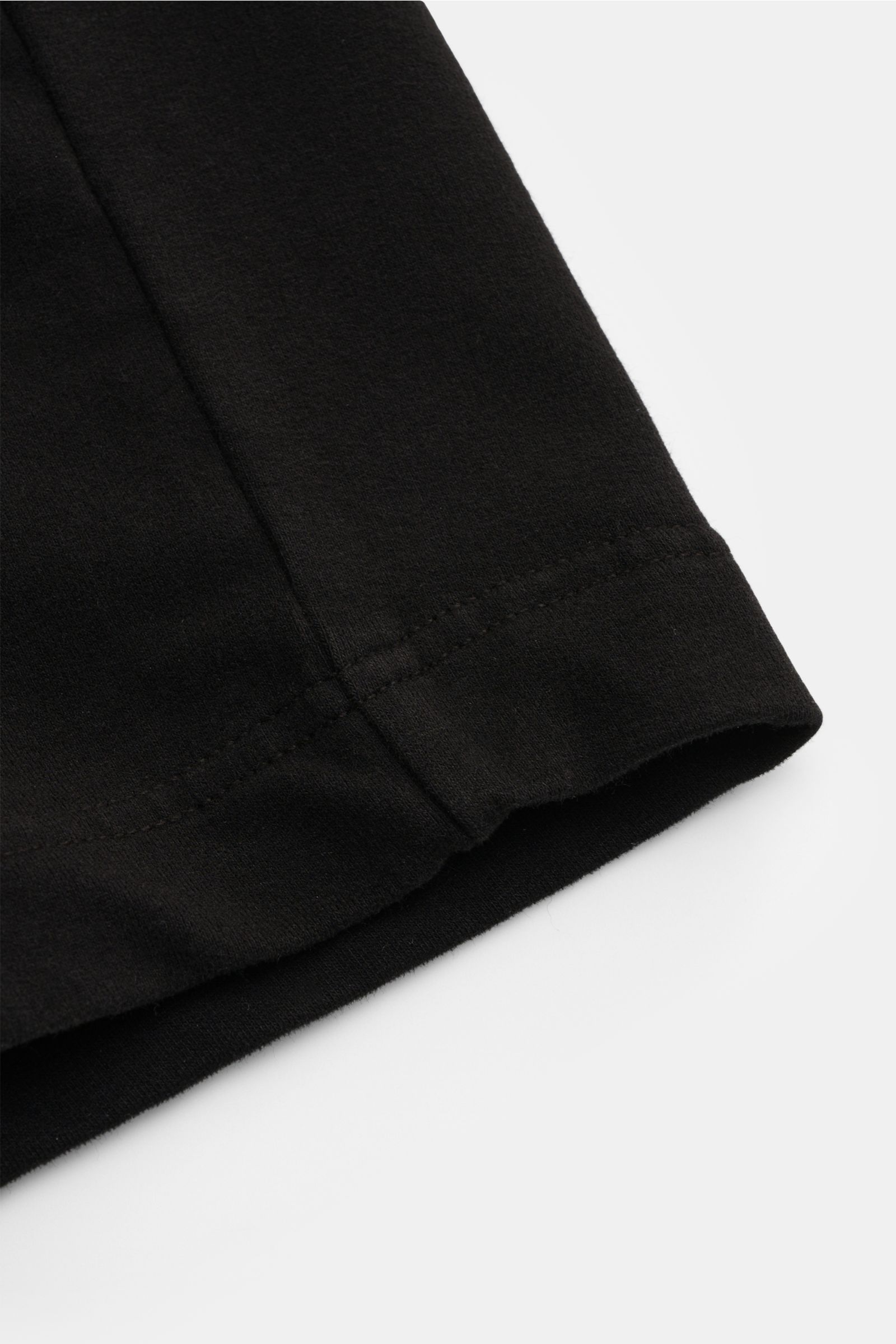 04651/ A trip in a bag Sweat-Shorts schwarz im Close-up von unten, elastischer Bund, weicher Baumwoll-Sweat, Regular Fit, Tunnelzug, Taschen, Weblabel.