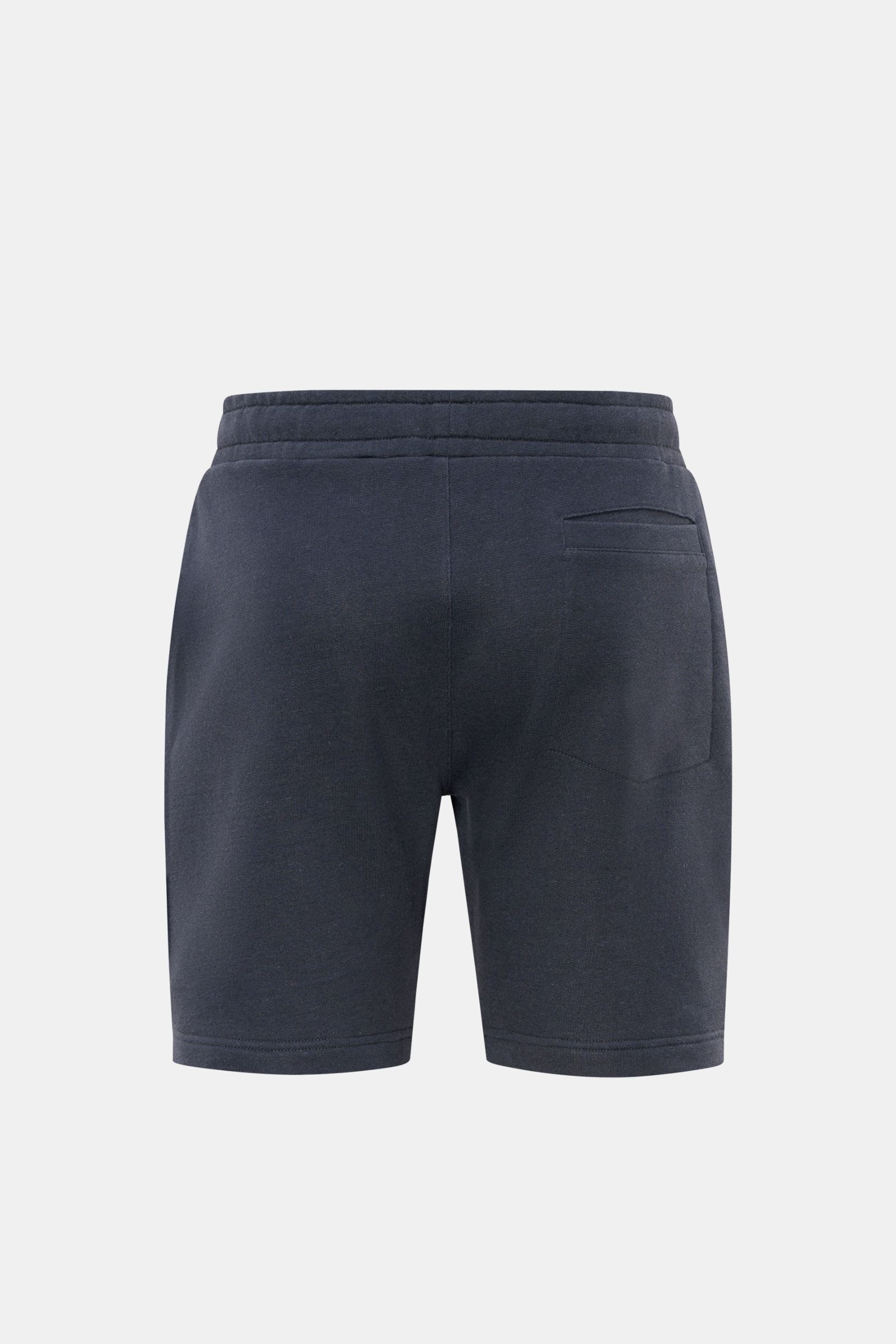 Rückansicht der navyfarbenen 04651/ A trip in a bag Sweat-Shorts 'CL' aus Bio-Baumwolle und Leinen mit elastischem Bund, Taschen und weichem Griff.