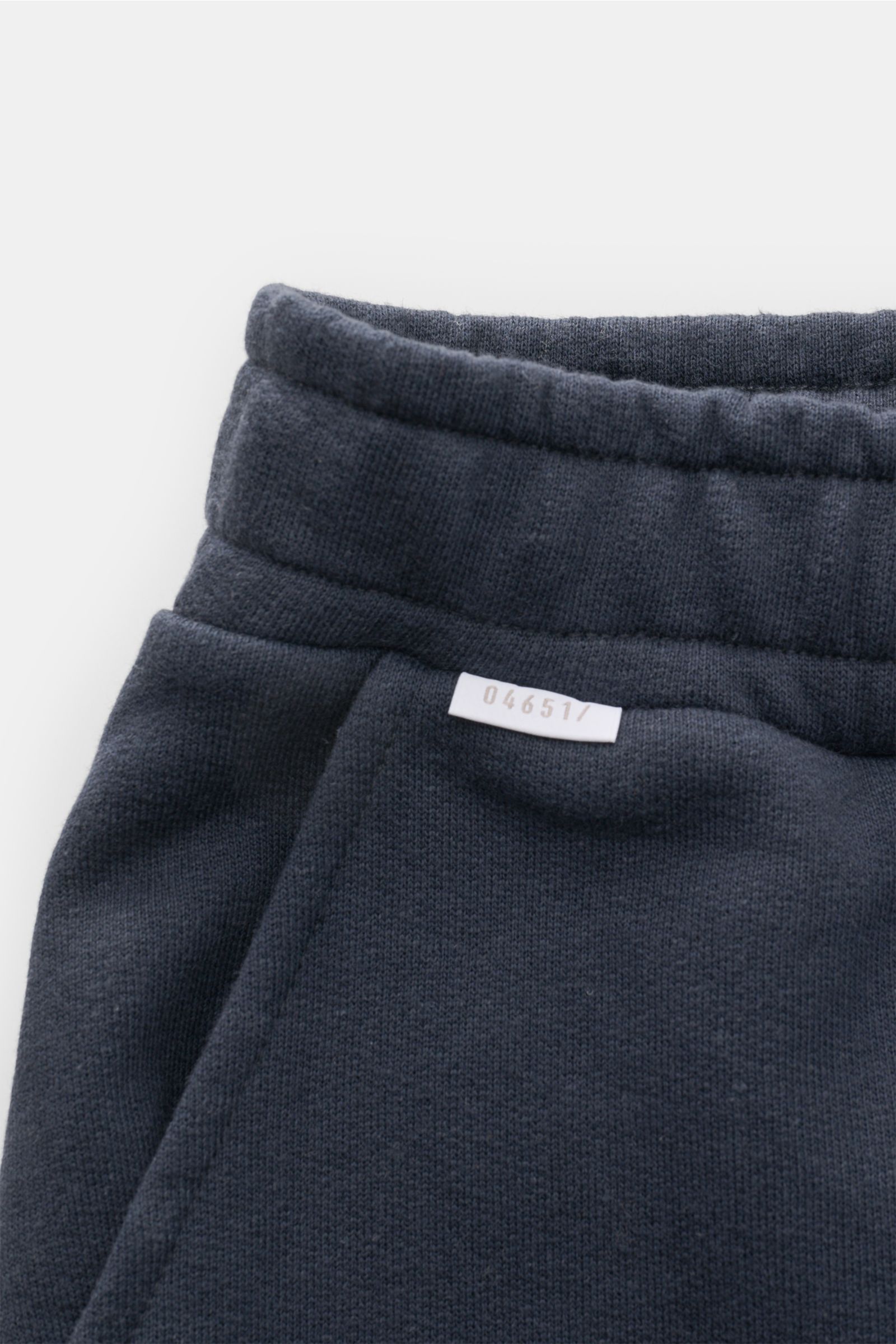 Close-up der 04651/ A trip in a bag Sweat-Shorts 'CL' navy mit elastischem Bund, Tunnelzug, angedeutetem Eingriff, französischen Taschen und kleinem Weblabel.