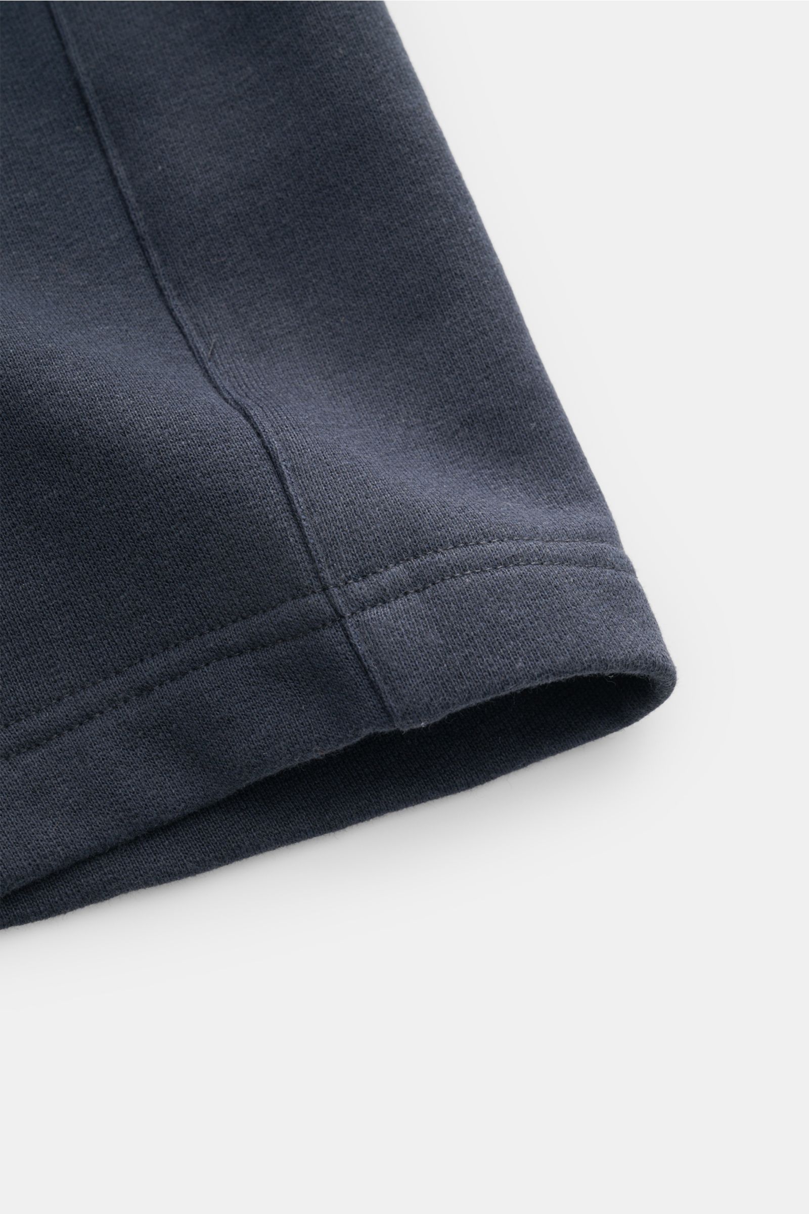 Nahaufnahme der 04651/ A trip in a bag Sweat-Shorts 'CL' navy aus Bio-Baumwolle und Leinen, weicher Stoff, Saum und Naht sichtbar, Frontansicht.