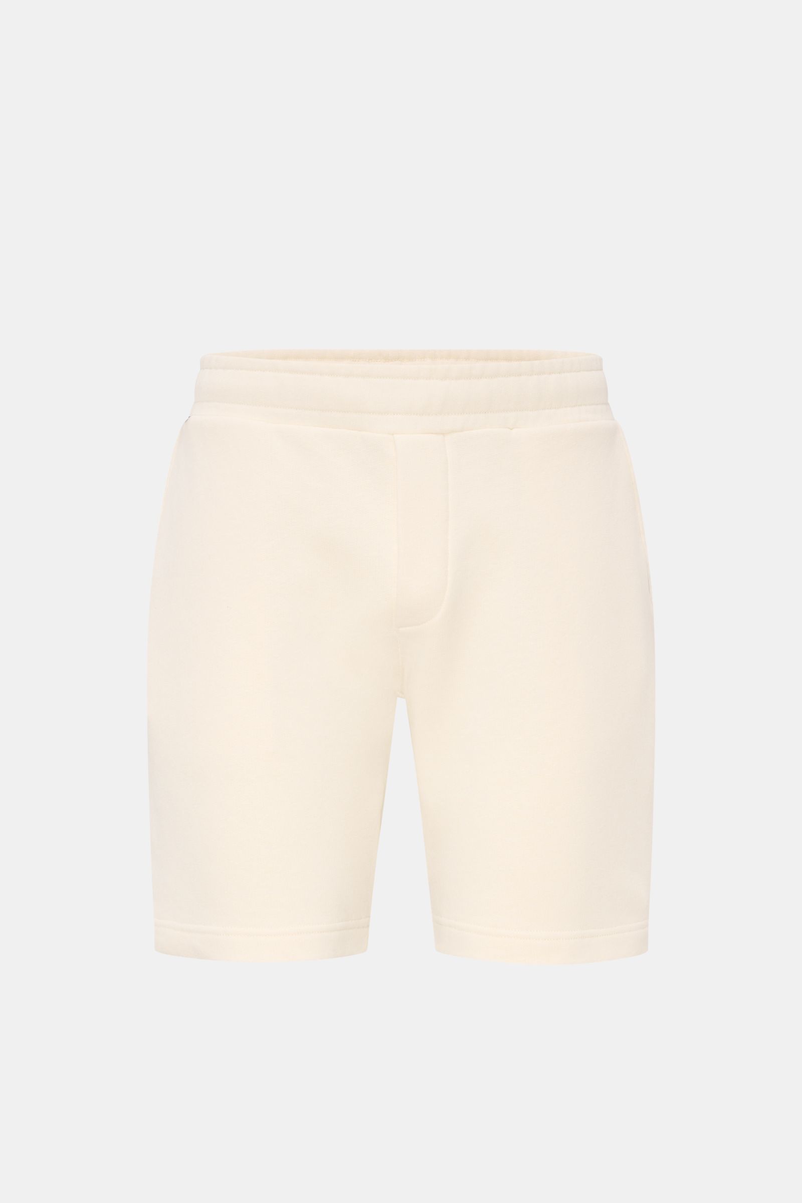 Frontansicht der cremefarbenen 04651/ A trip in a bag Sweat-Shorts 'CL' aus Bio-Baumwolle und Leinen mit elastischem Bund und Tunnelzug.