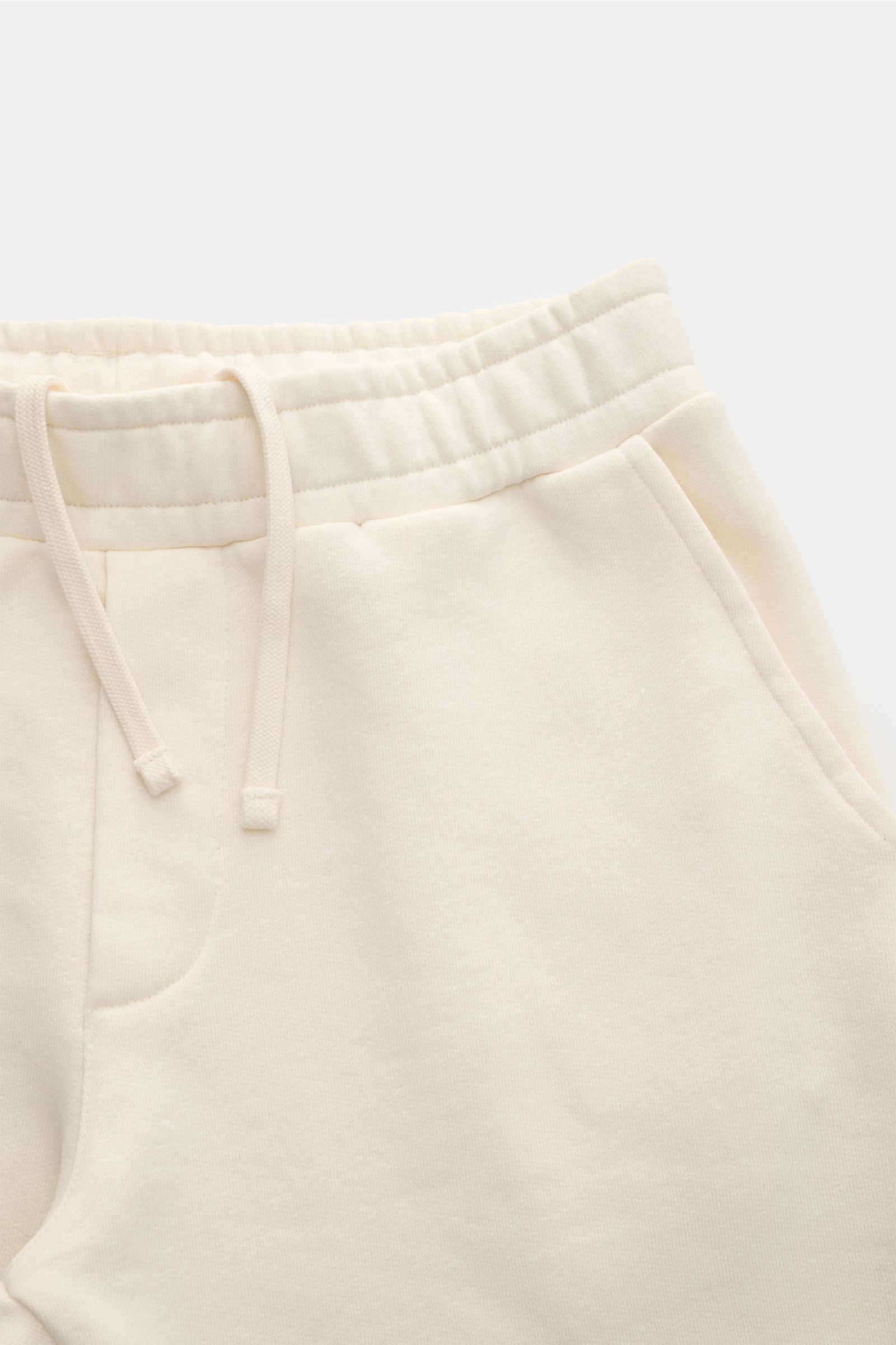 Close-up von 04651/ A trip in a bag Sweat-Shorts 'CL' creme, aus Bio-Baumwolle und Leinen, mit elastischem Bund, Tunnelzug und französischen Taschen.